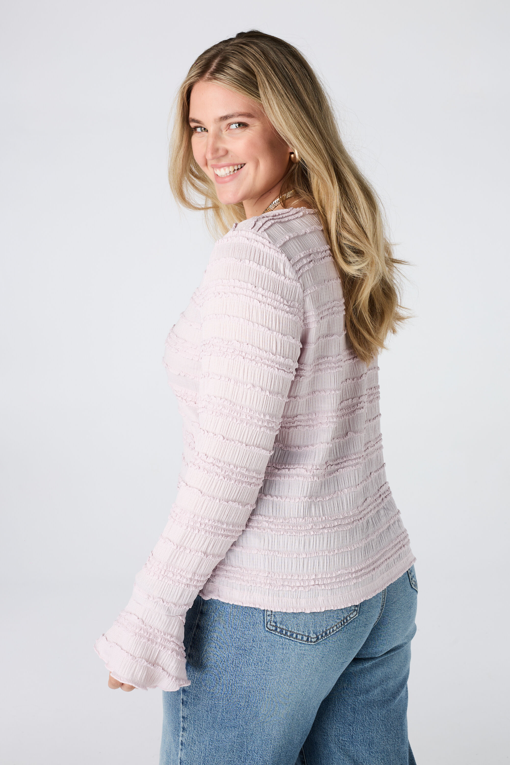Kanten top met ruffles en trompetmouwen image number 1