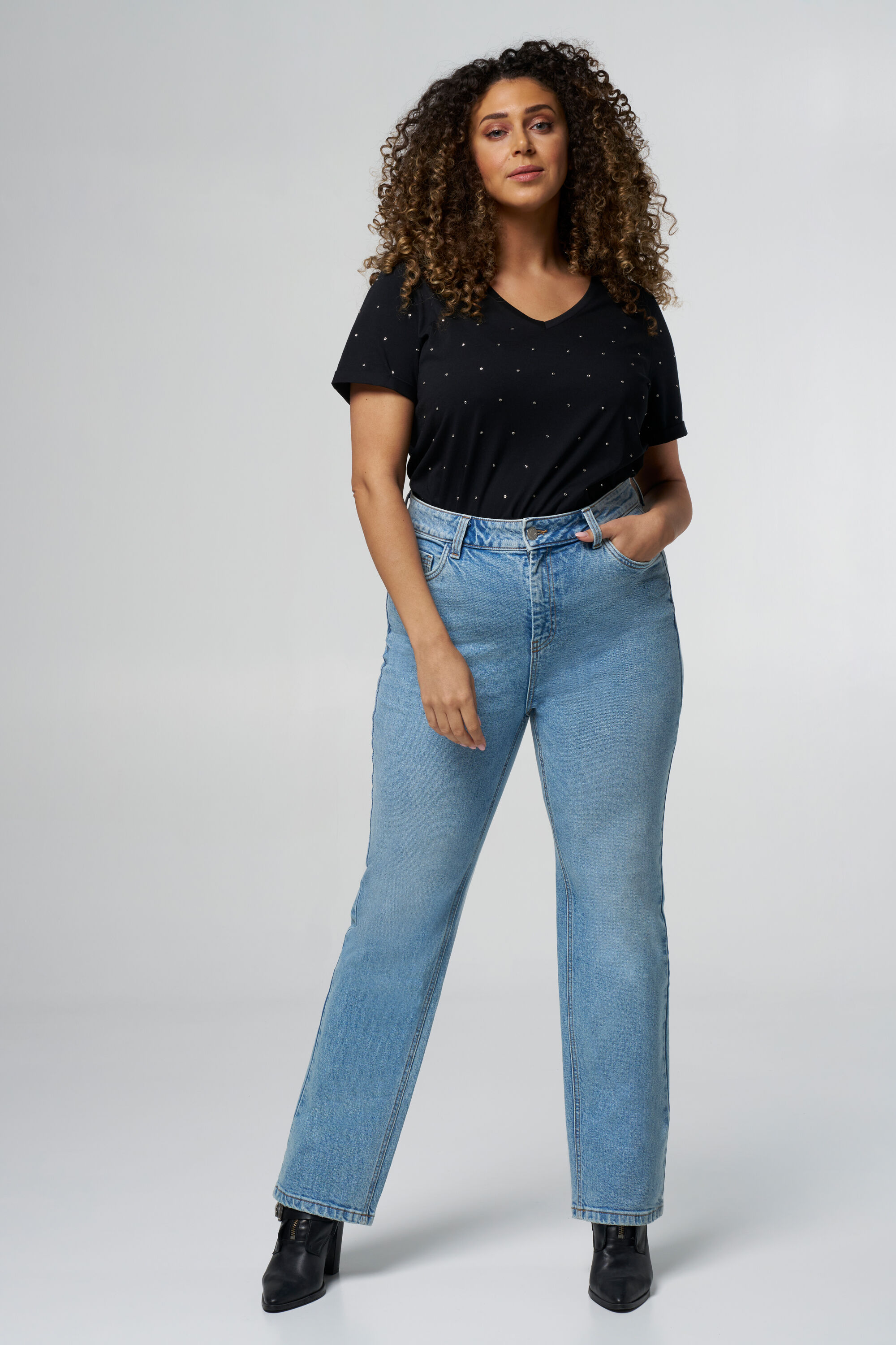 Loose straight leg jeans image number 6