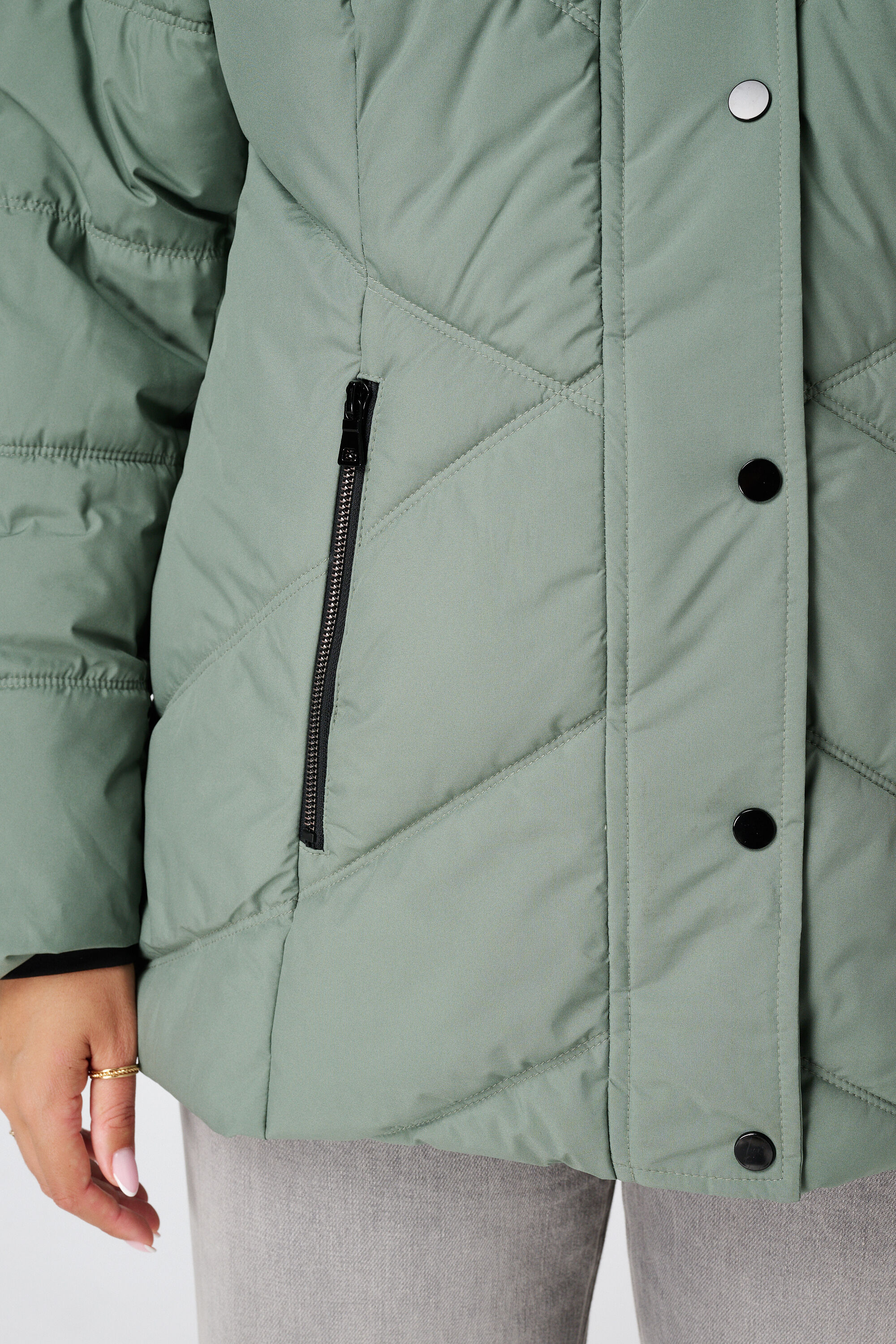 Gewatteerde jas met capuchon image number 6