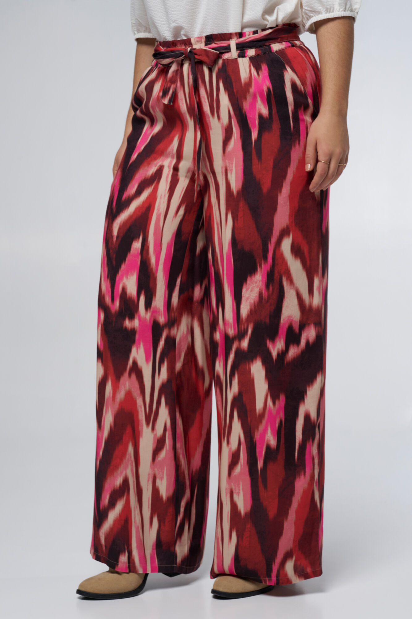 Rechtvallende broek met strikdetail image number 5