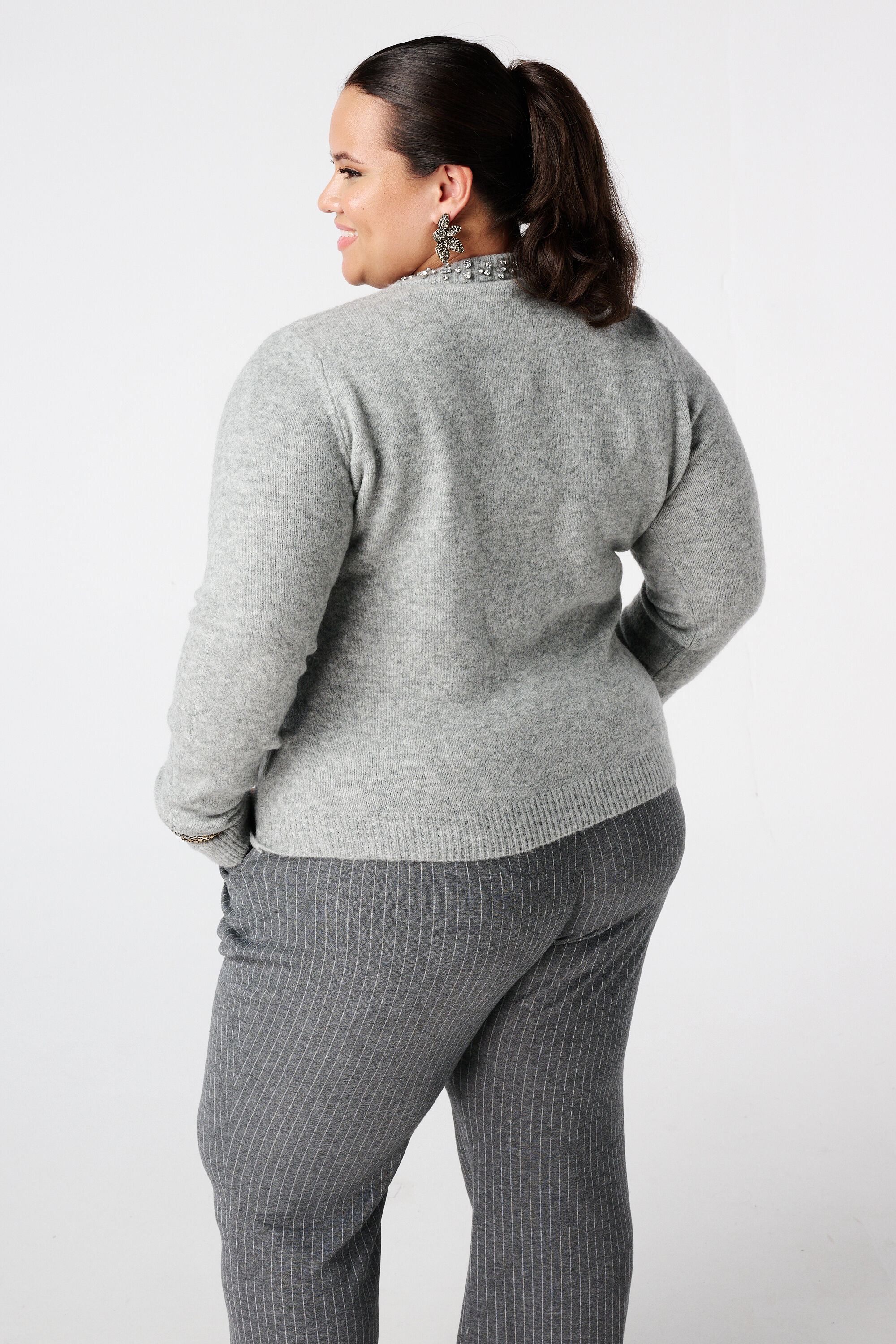 Fijn gebreid vest met diamanten details image number 3