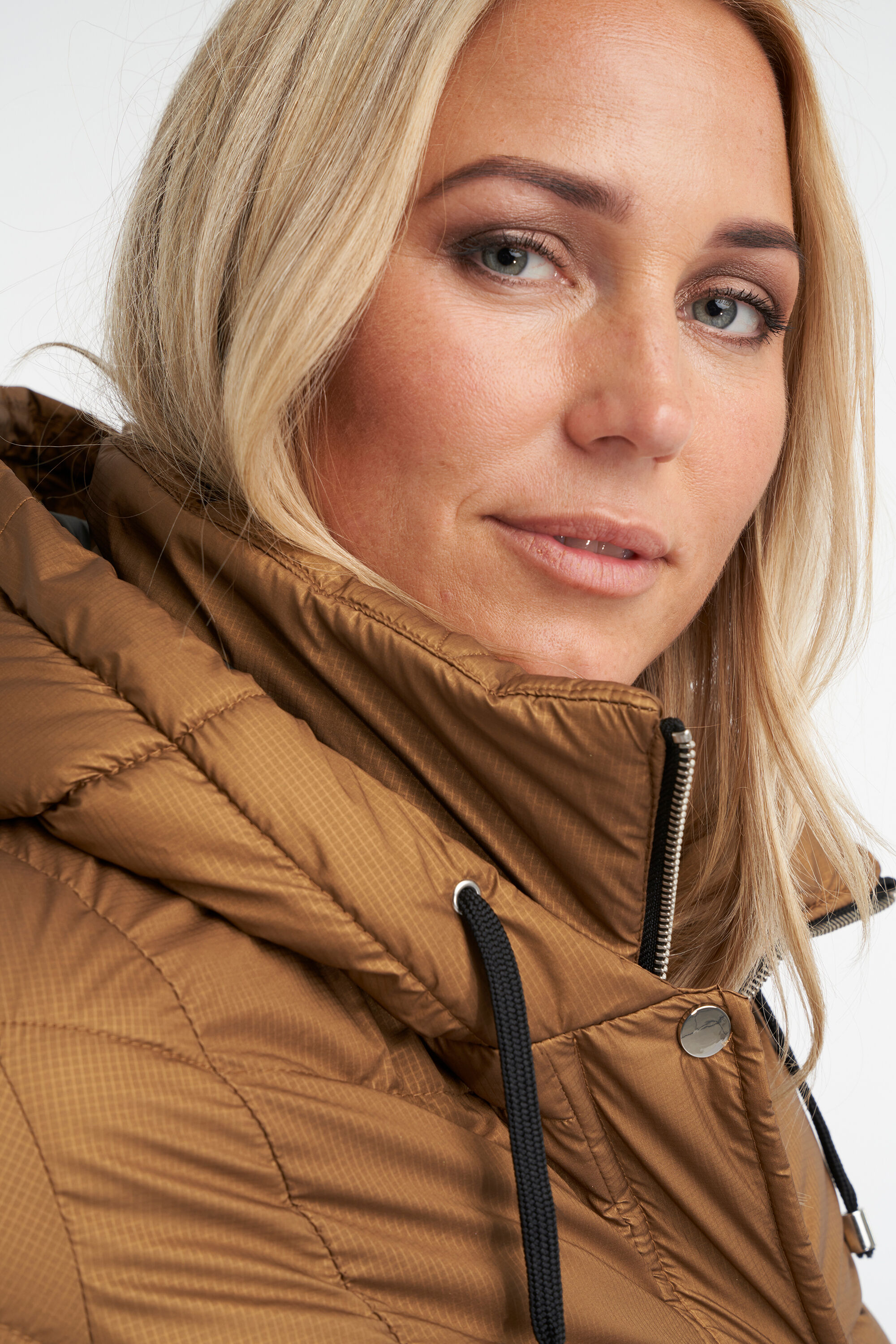 Gewatteerde jas met capuchon image number 6