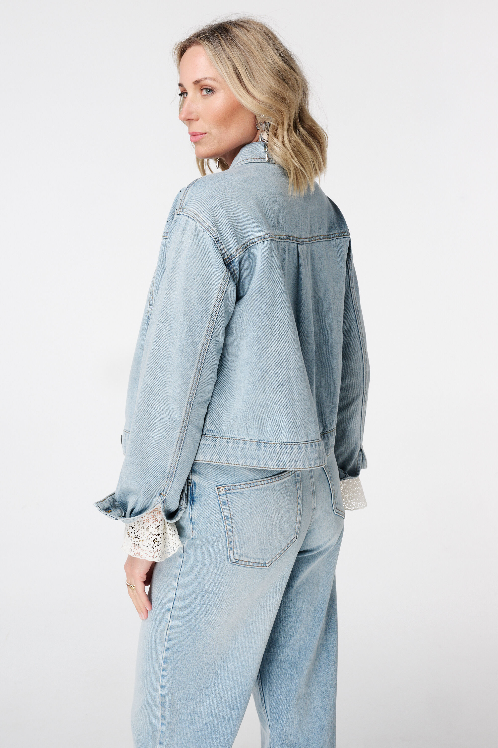 Spijkerjasje met studs image number 3