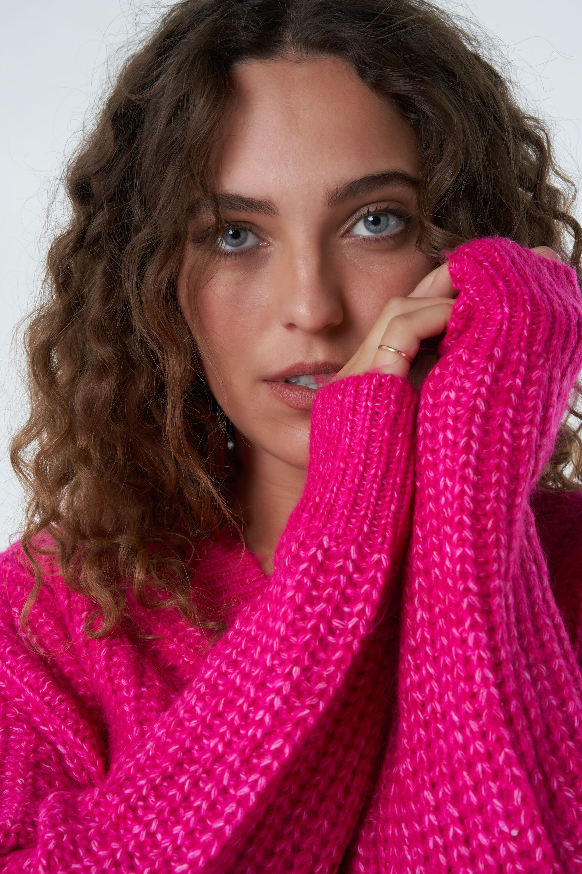 Grof gebreide trui met v-hals image number 7