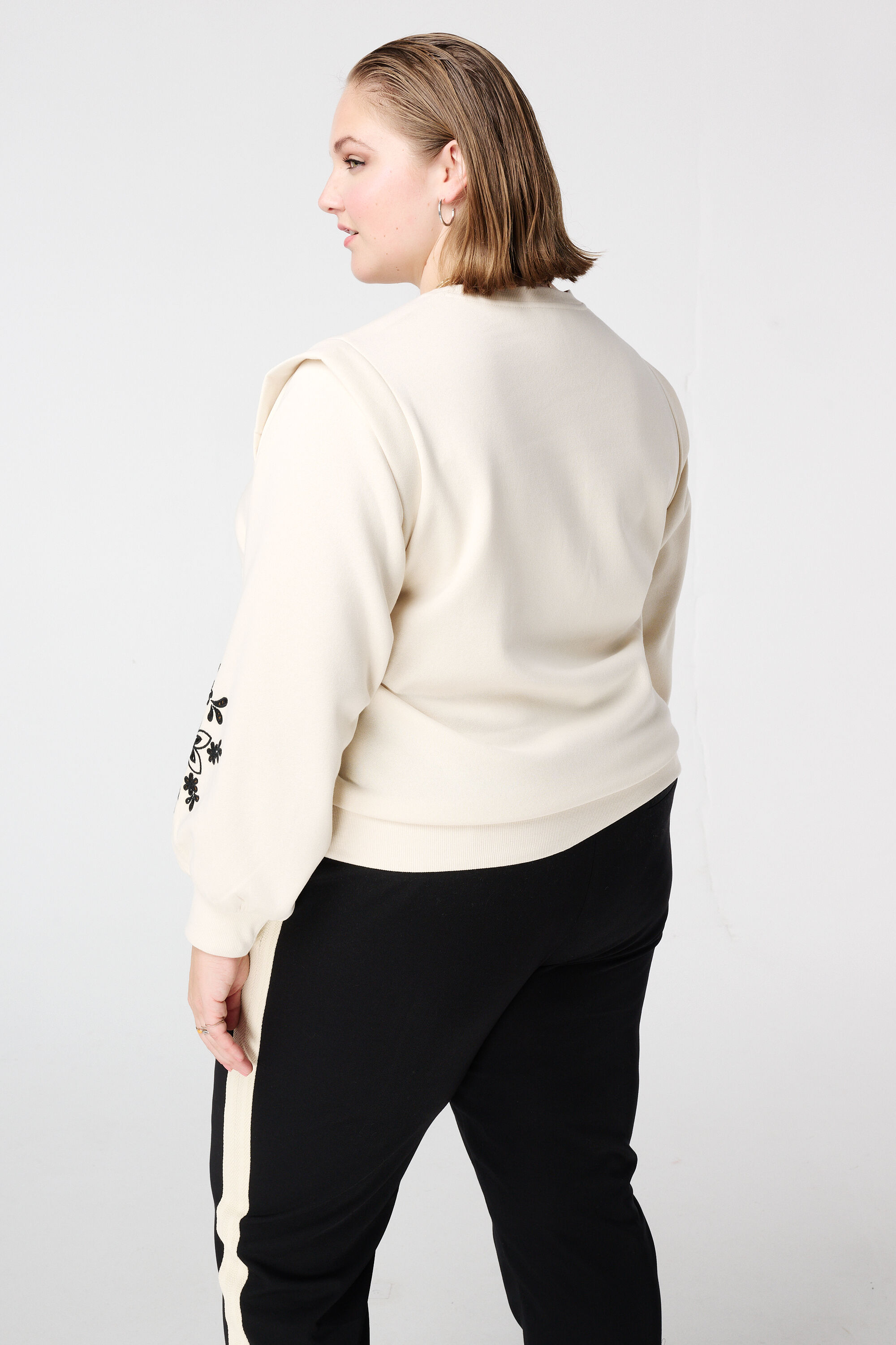 Sweater met opengewerkt borduursel image number 3