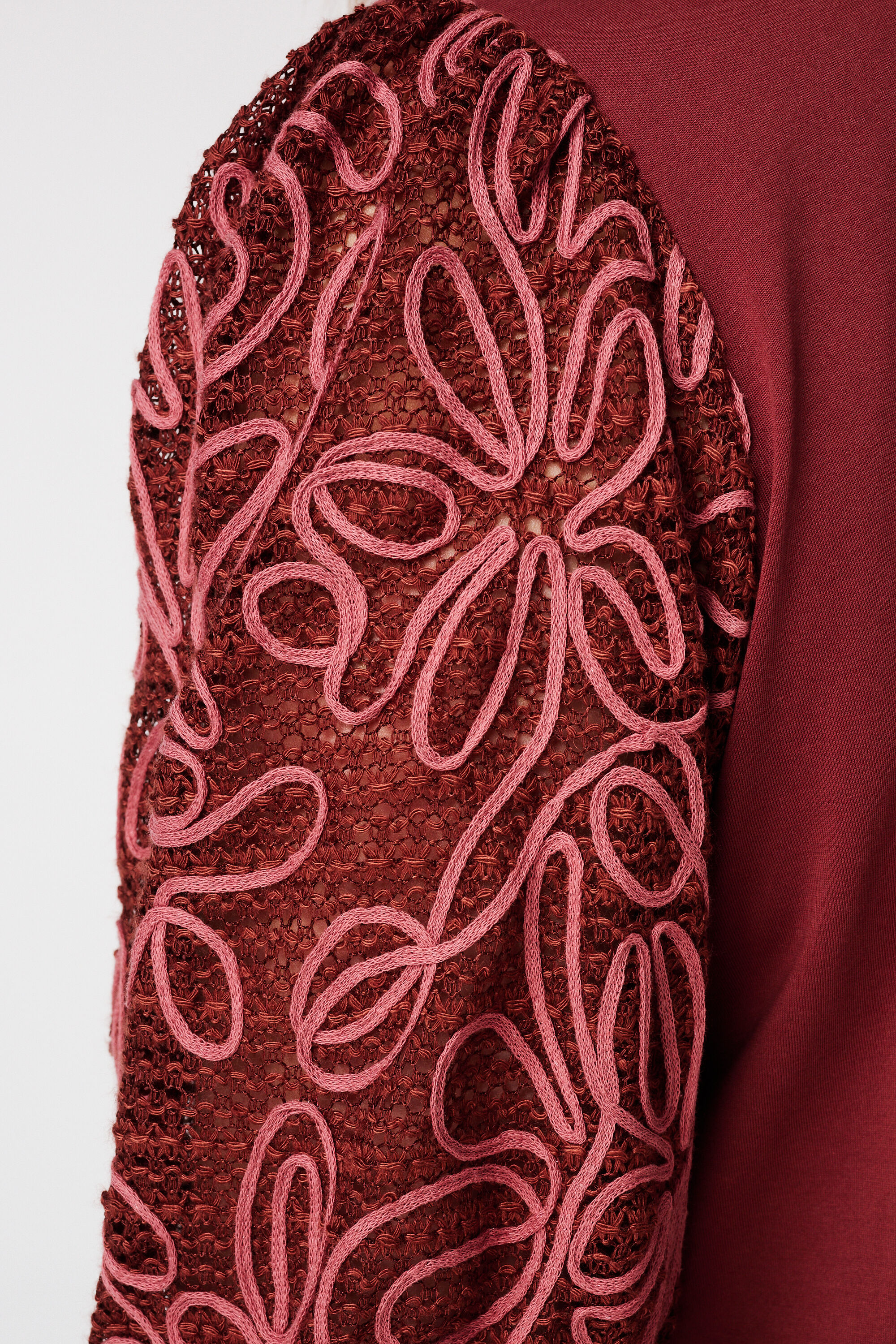 T-shirt met geborduurde mouwen image number 6