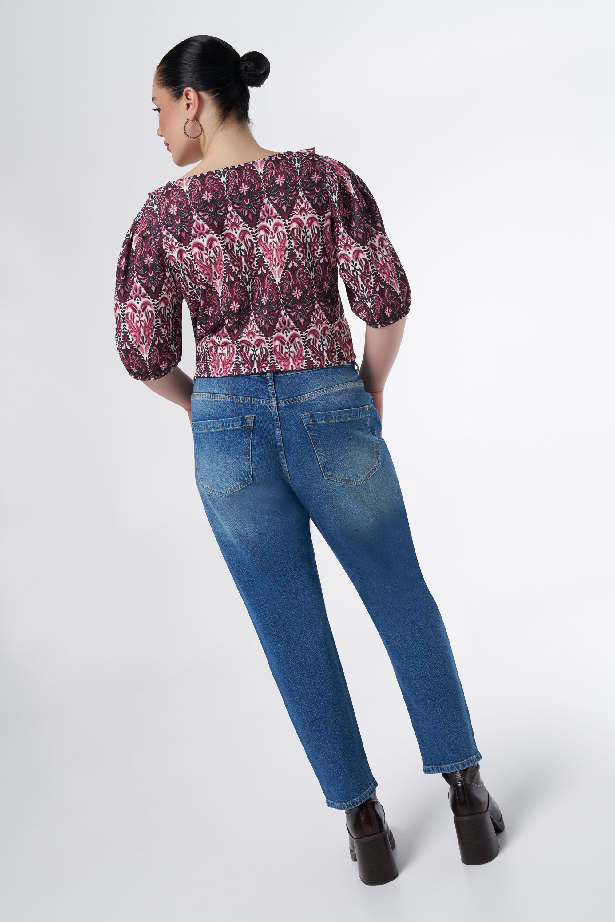 Straight leg jeans met studs image number 3