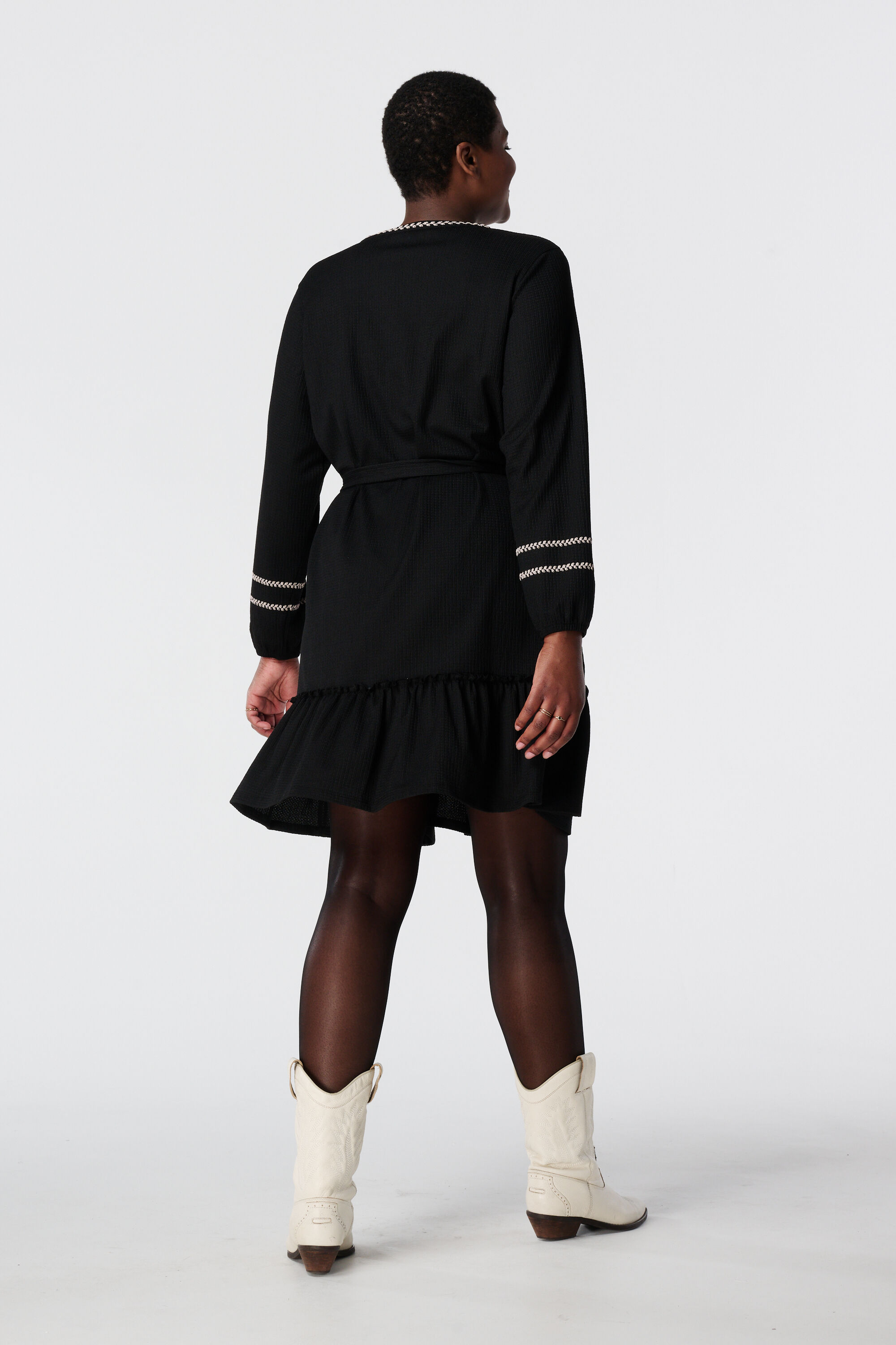 Jurk met structuur en contrast image number 3