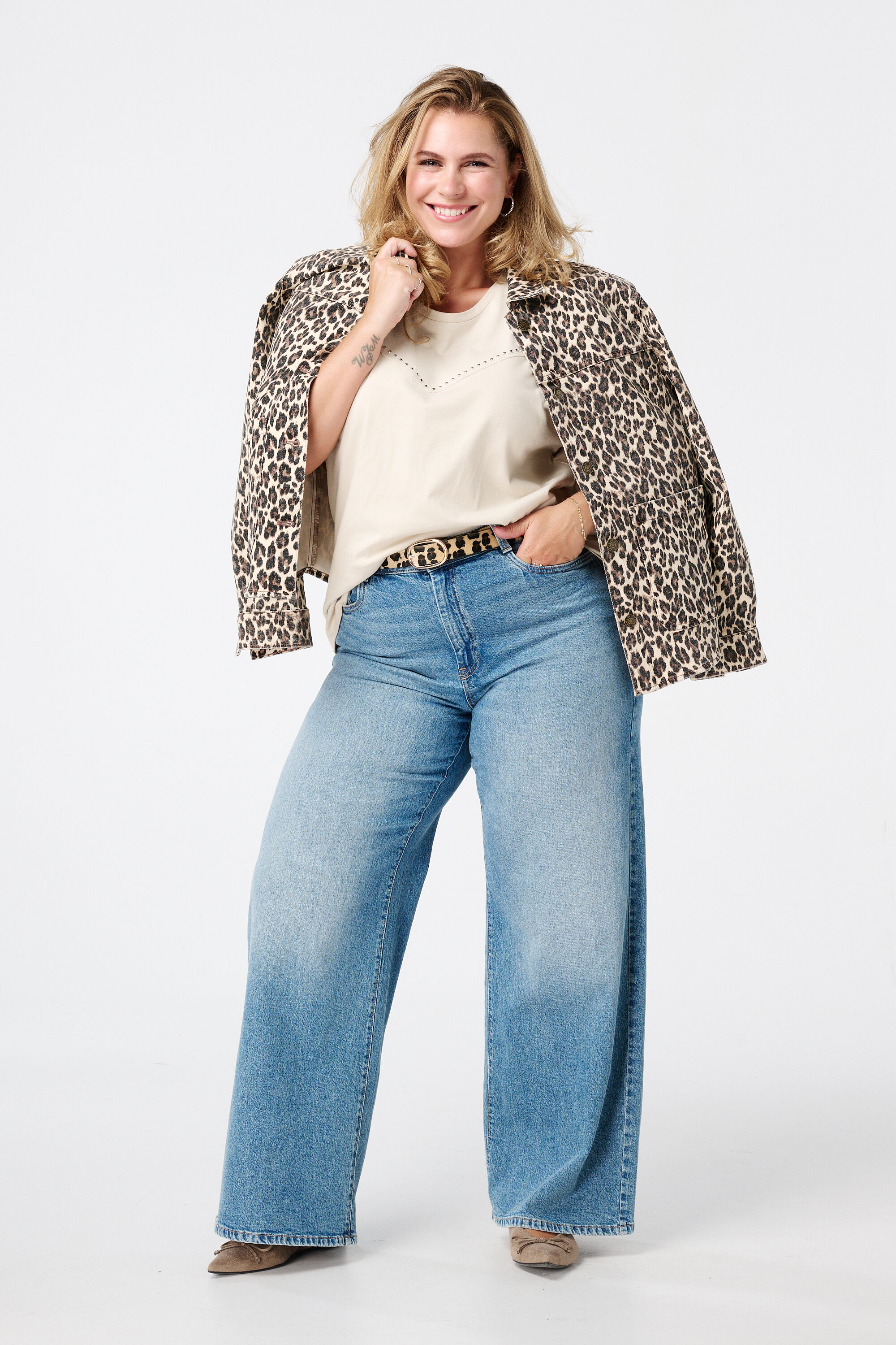 Spijkerjas met luipaardprint image number 5