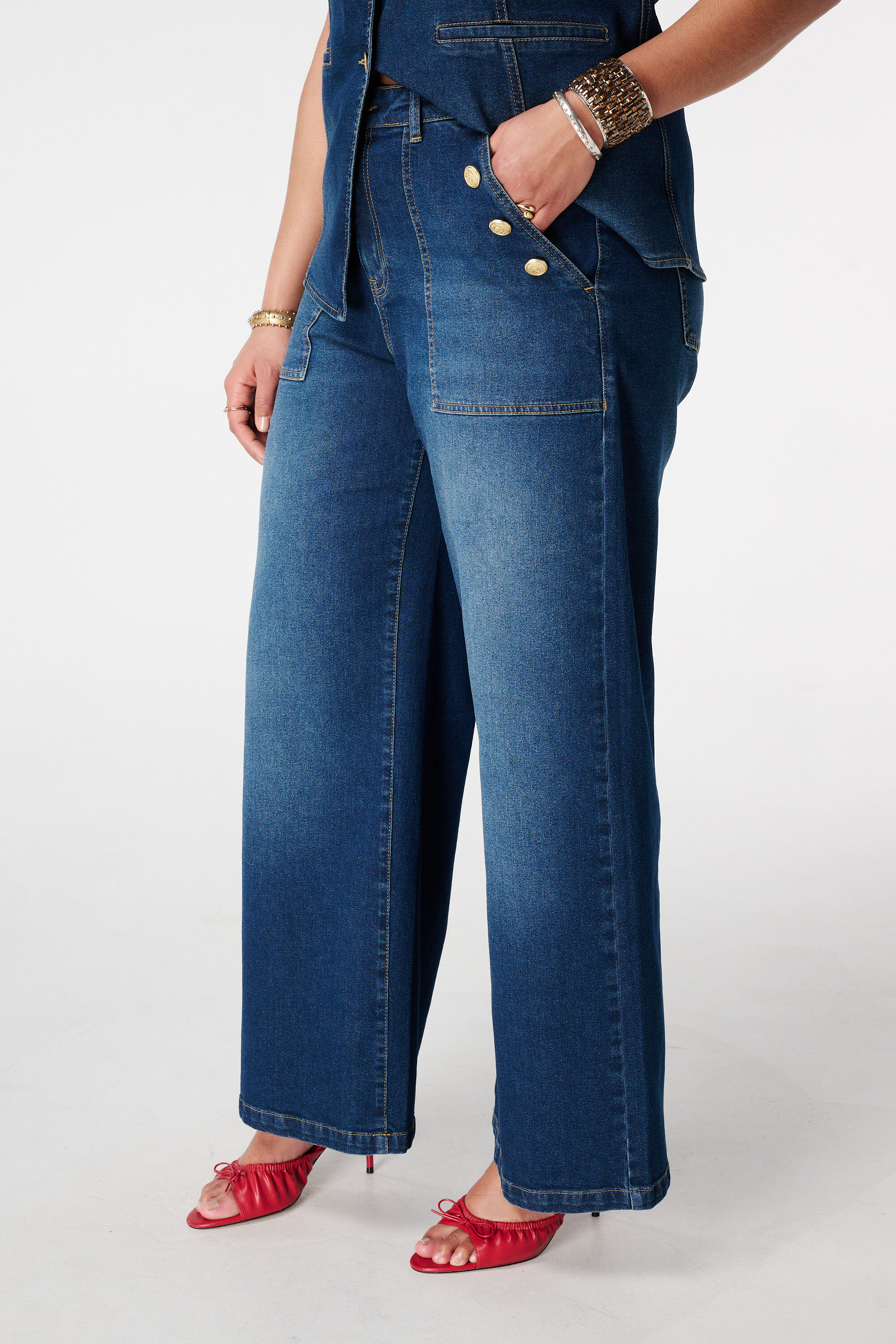 Wide leg jeans met sierknopen image number 5