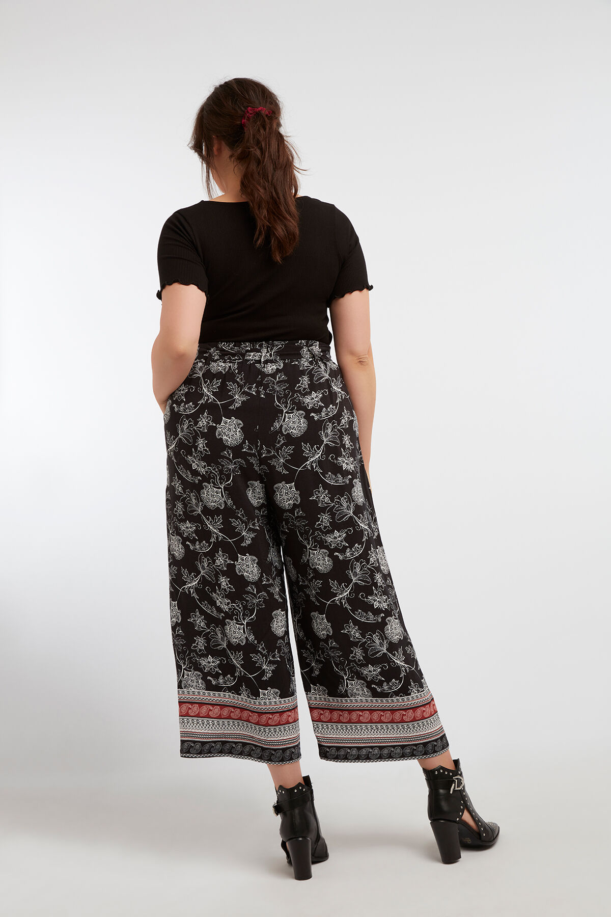 Cropped broek image number 6