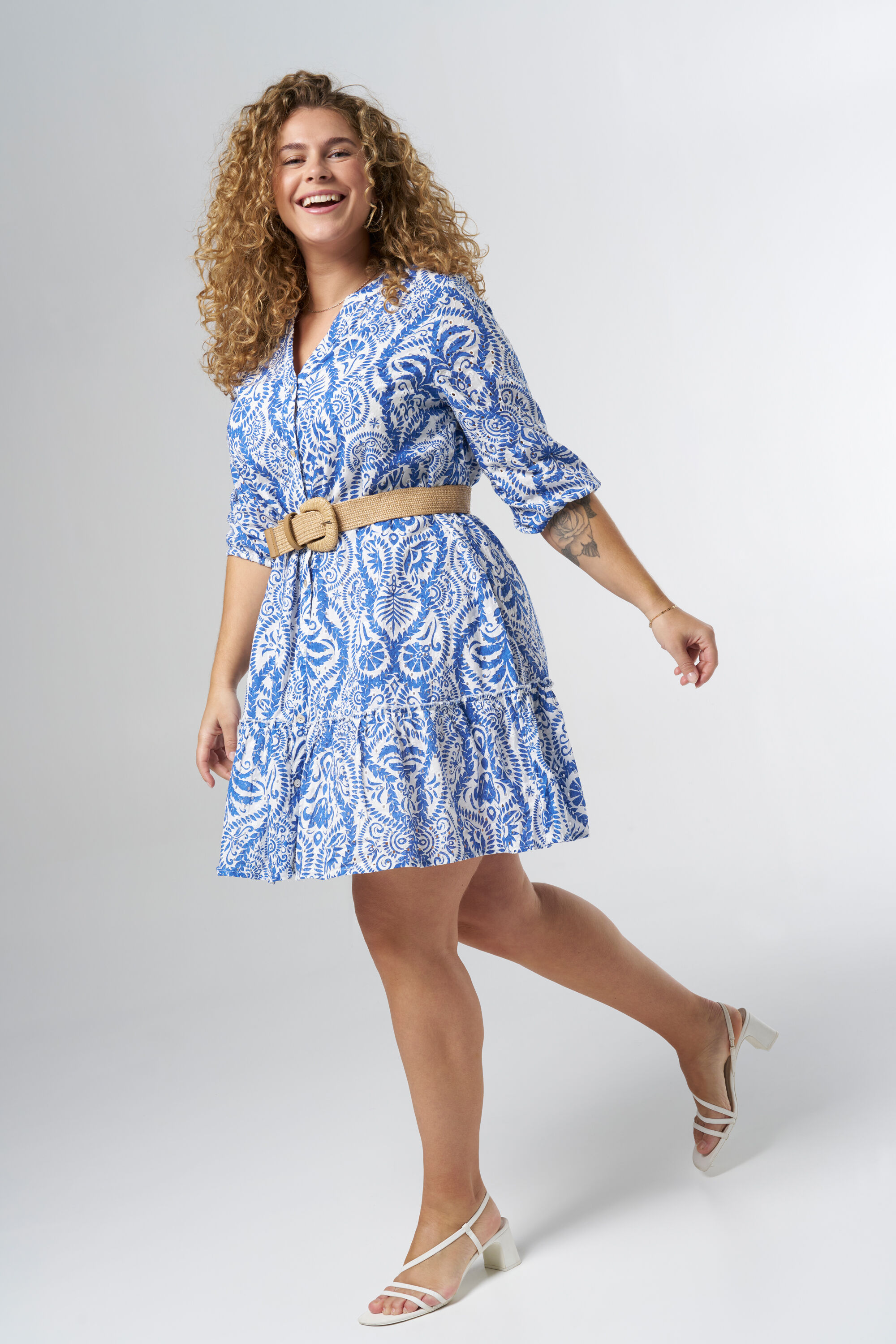 Korte jurk met broderie en riem image number 0