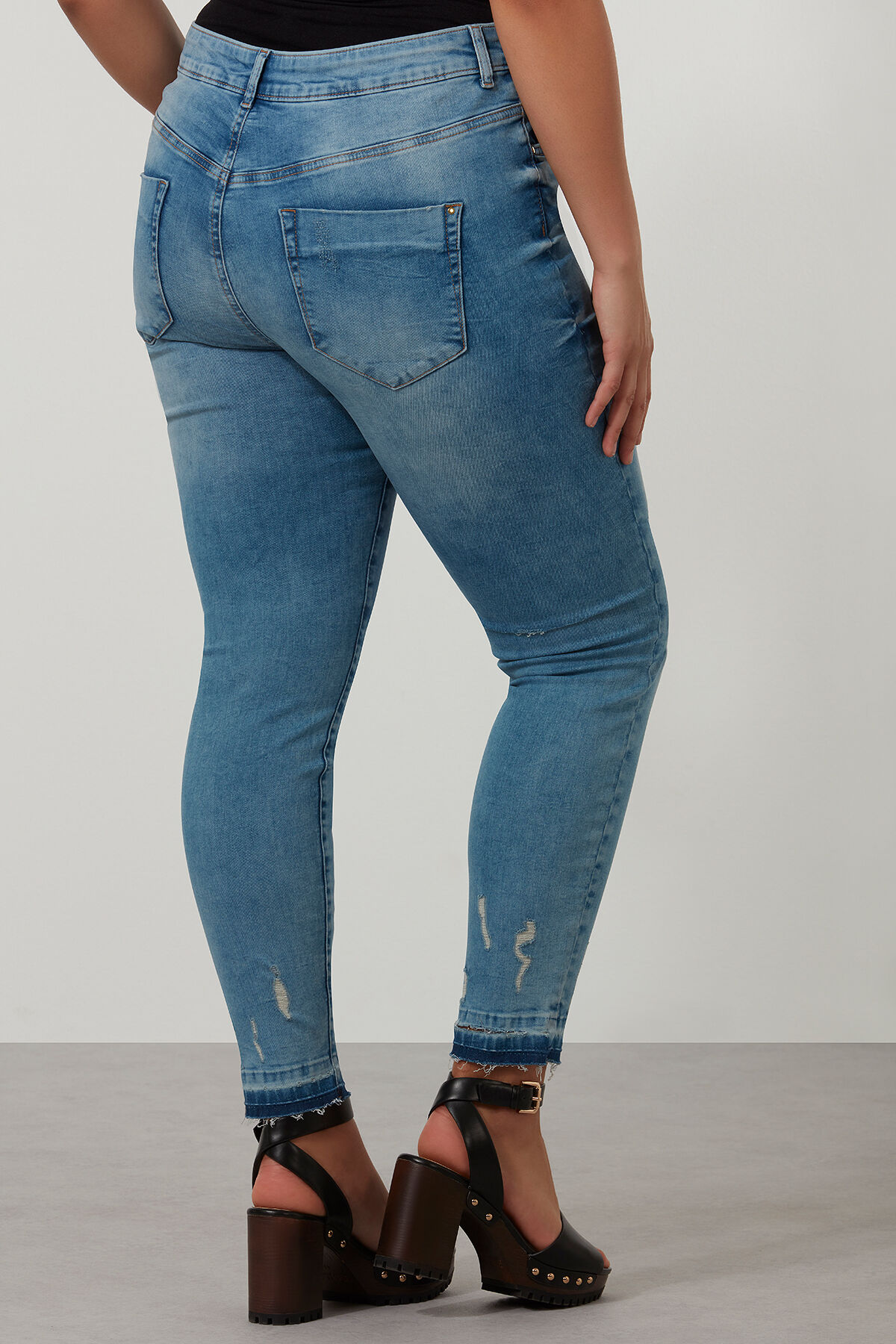 Slim leg jeans met scheuren image number 3