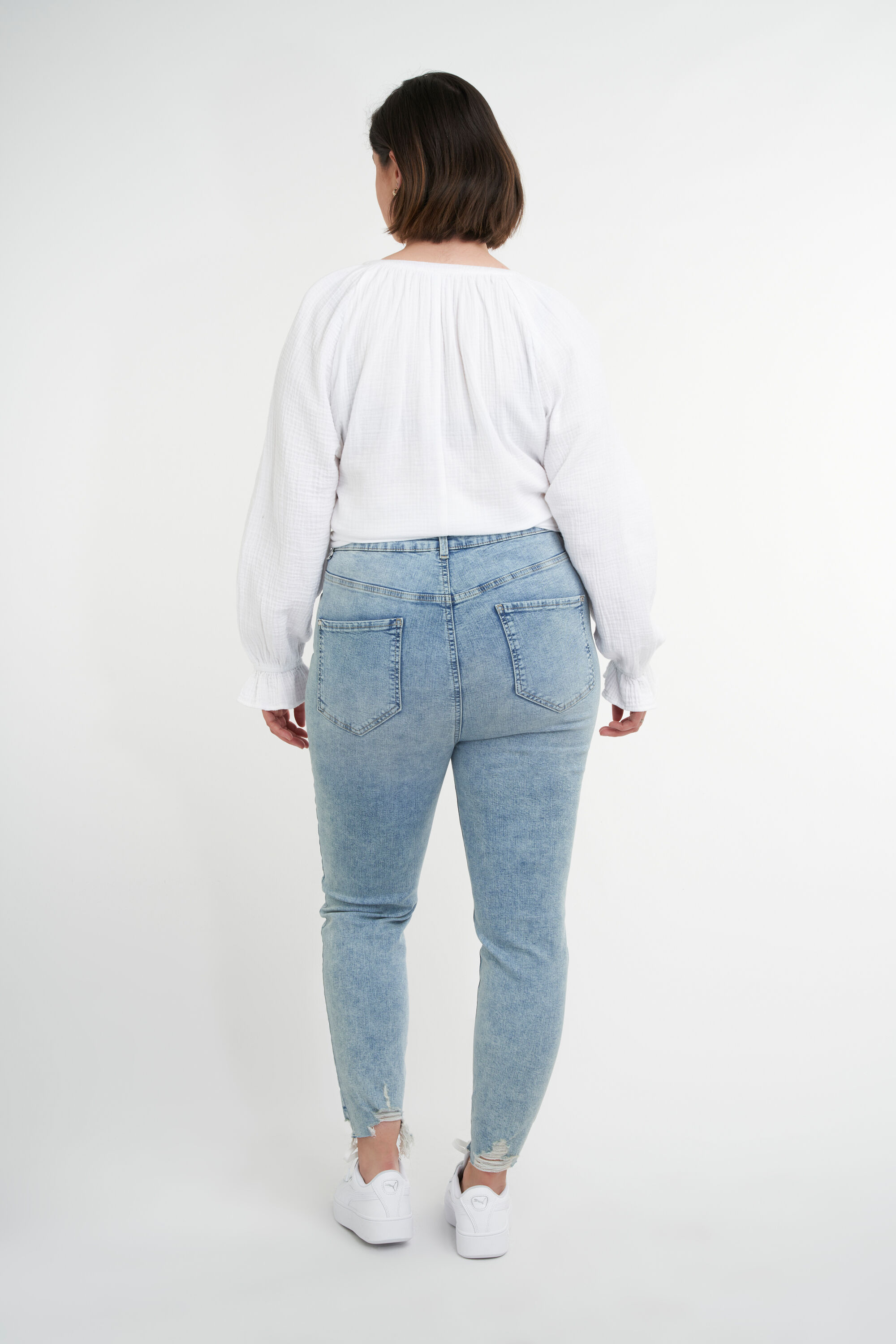 Jeans met destroyed detail image number 4