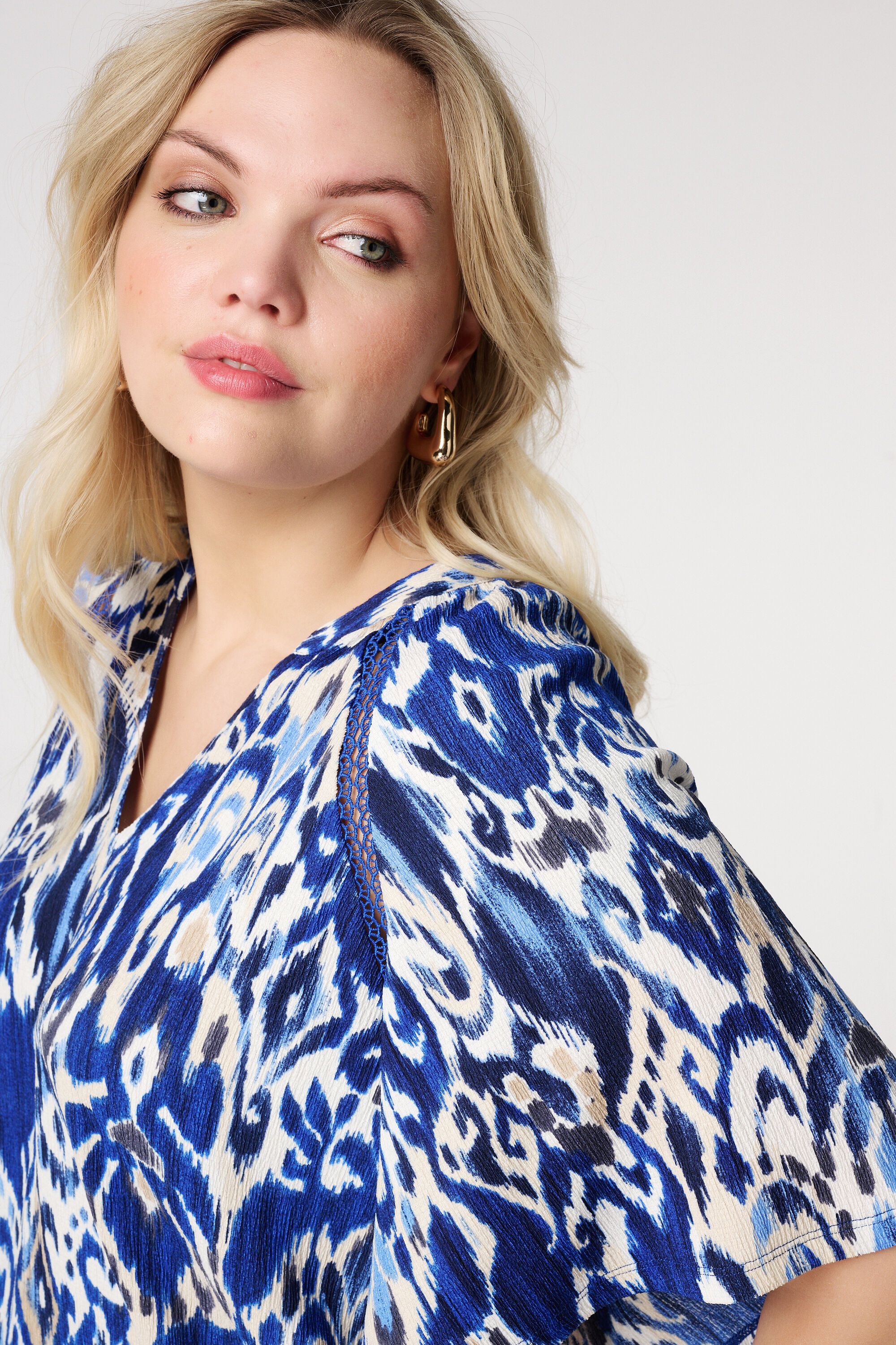 Top met print en broderie details image number 4