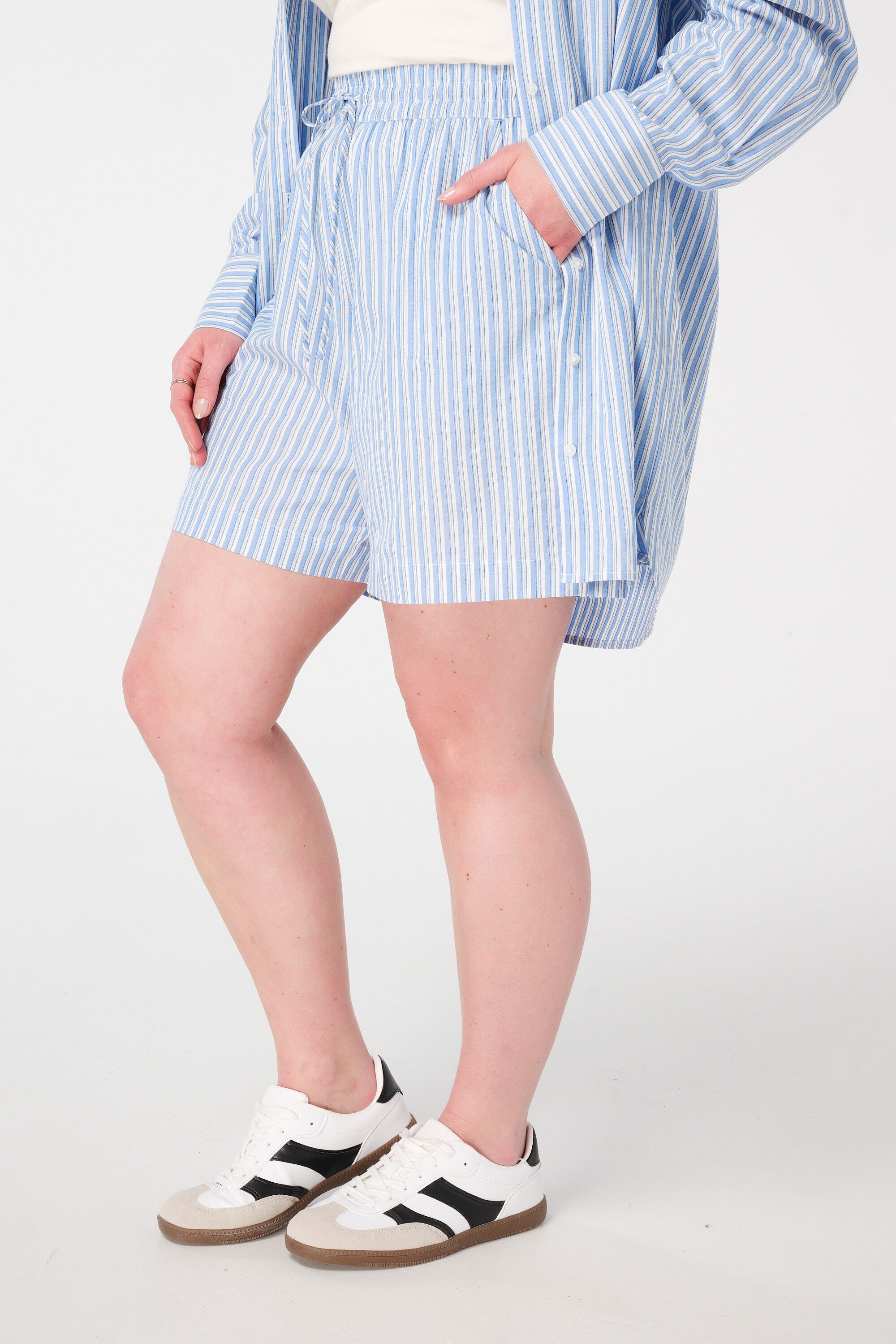 Gestreepte short met elastische tailleband image number 5