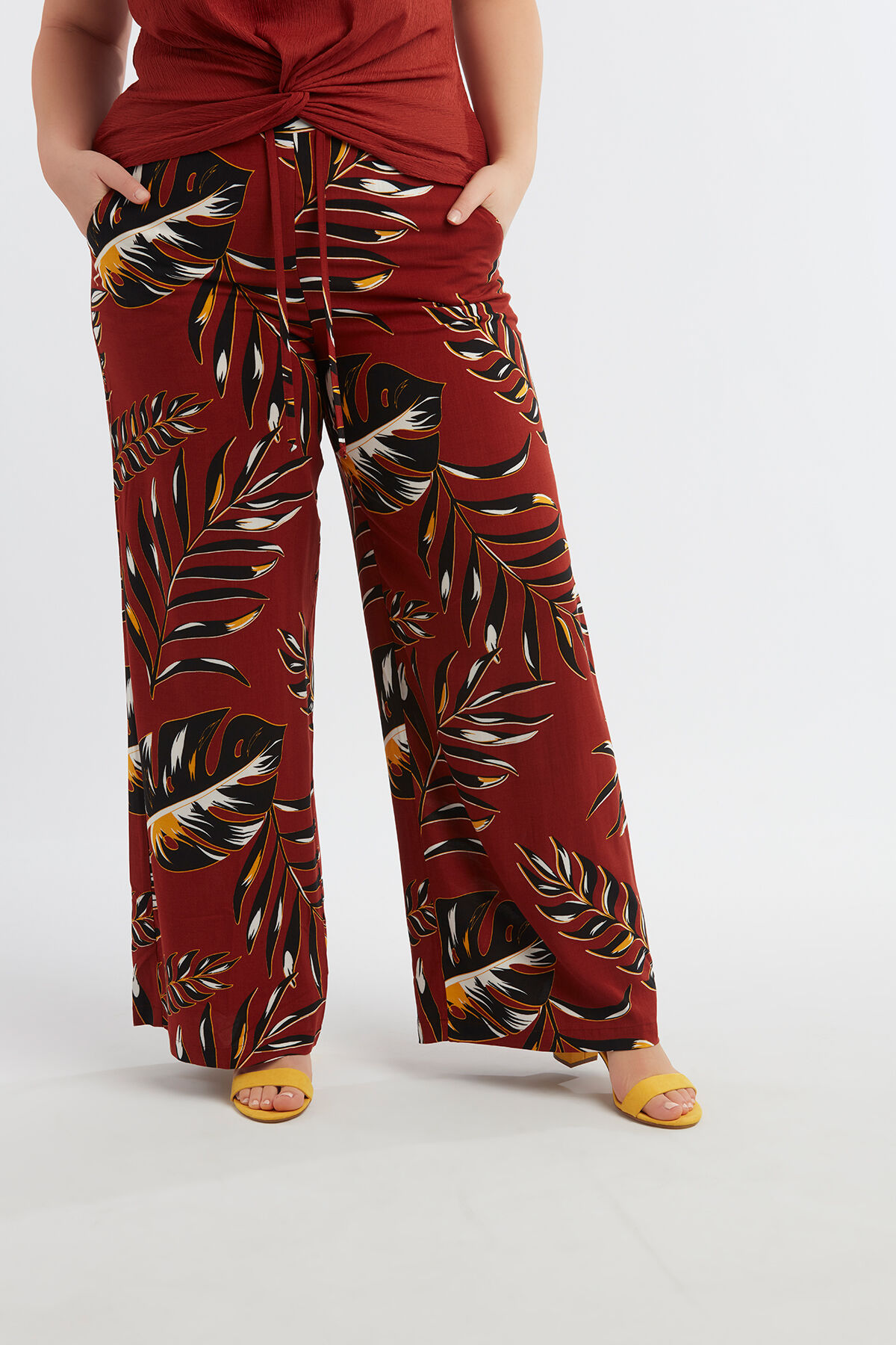 Wijdvallende broek met all-over print  image number 3