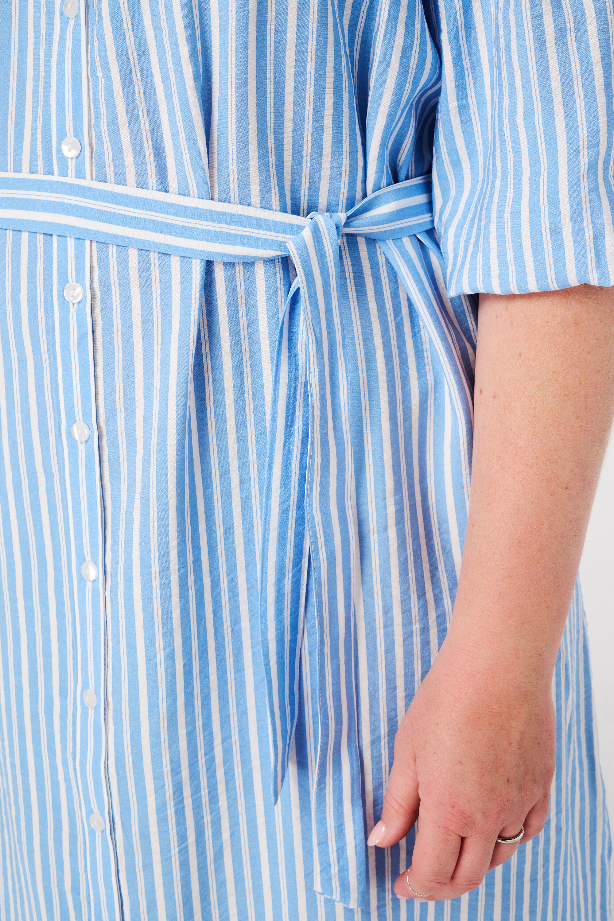 Gestreepte midi jurk met ceintuur image number 5