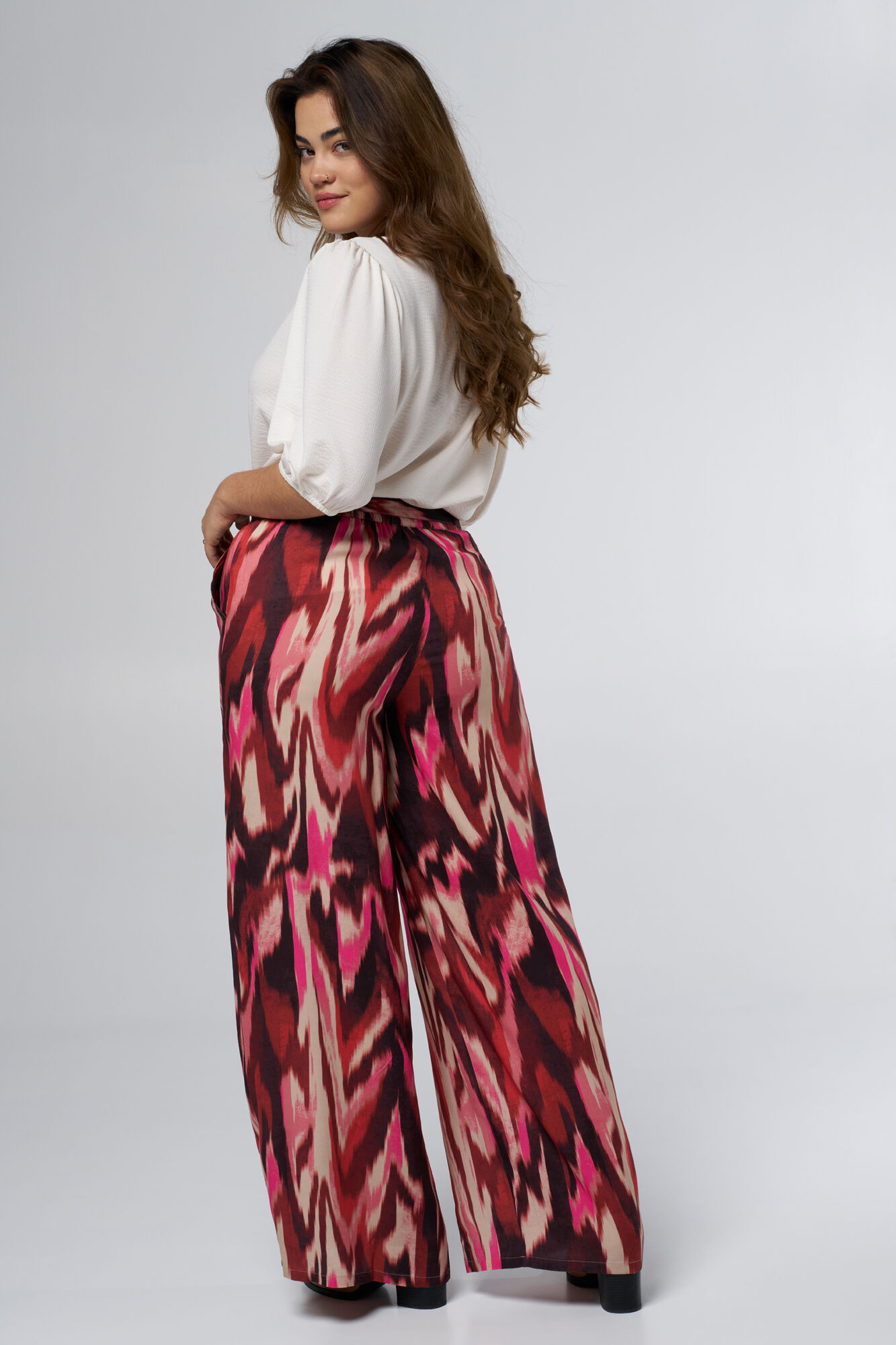 Rechtvallende broek met strikdetail image number 3