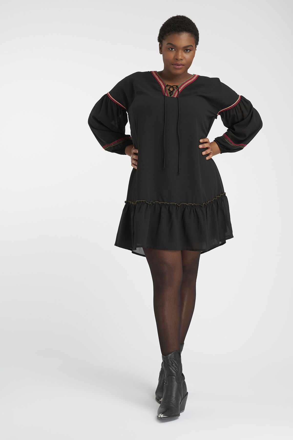 Jurk met geborduurd detail image number 6