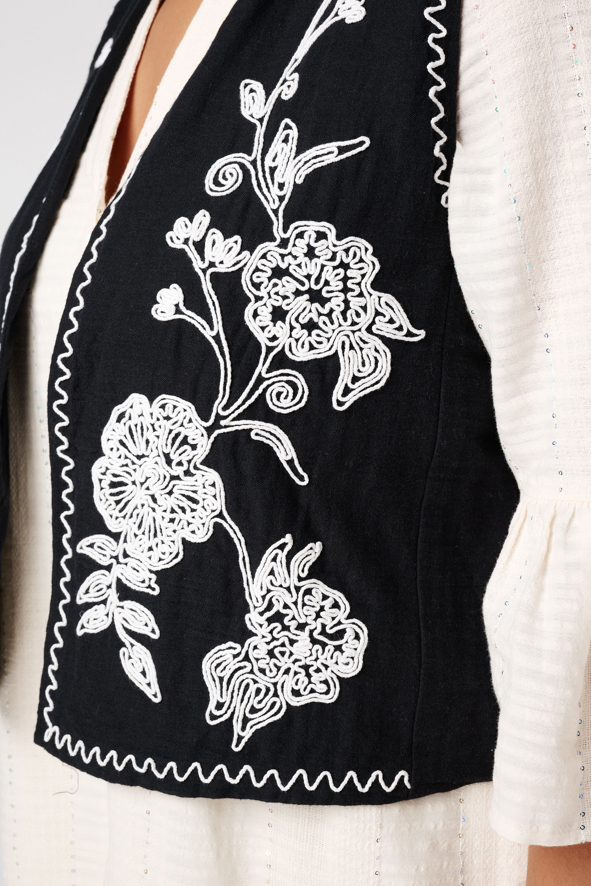 Gilet met borduursels image number 6