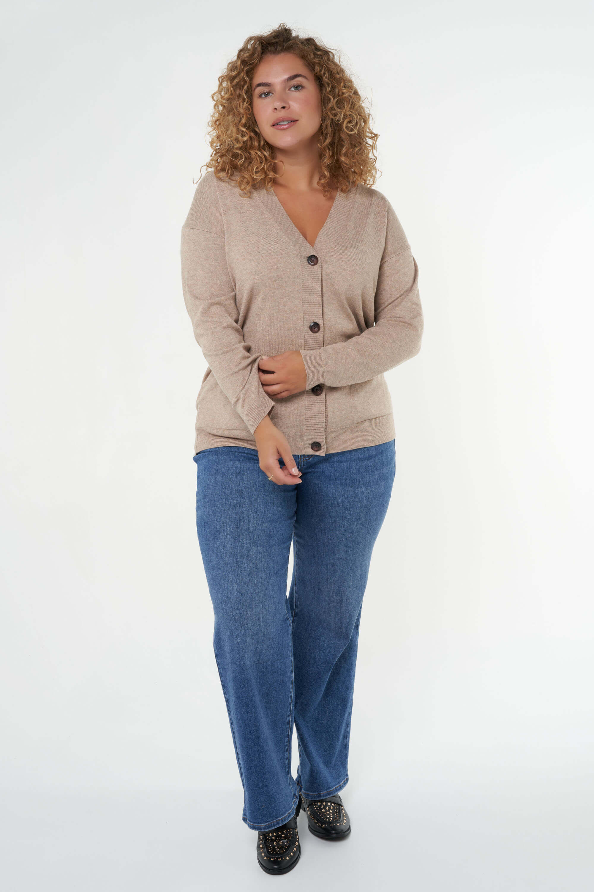 Fijngebreid vest met knopen image number 6