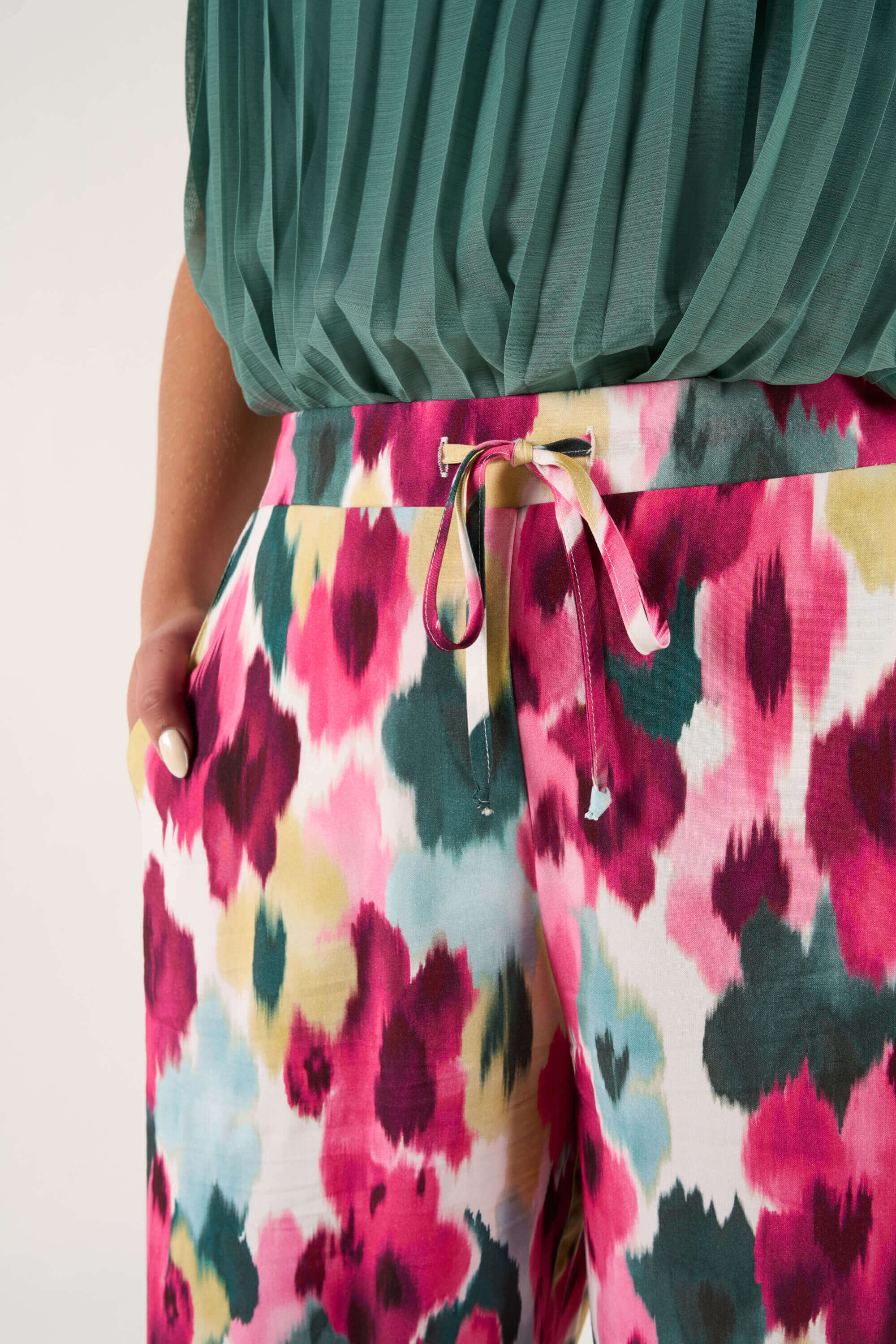 Wijde broek met bloemenprint image number 5