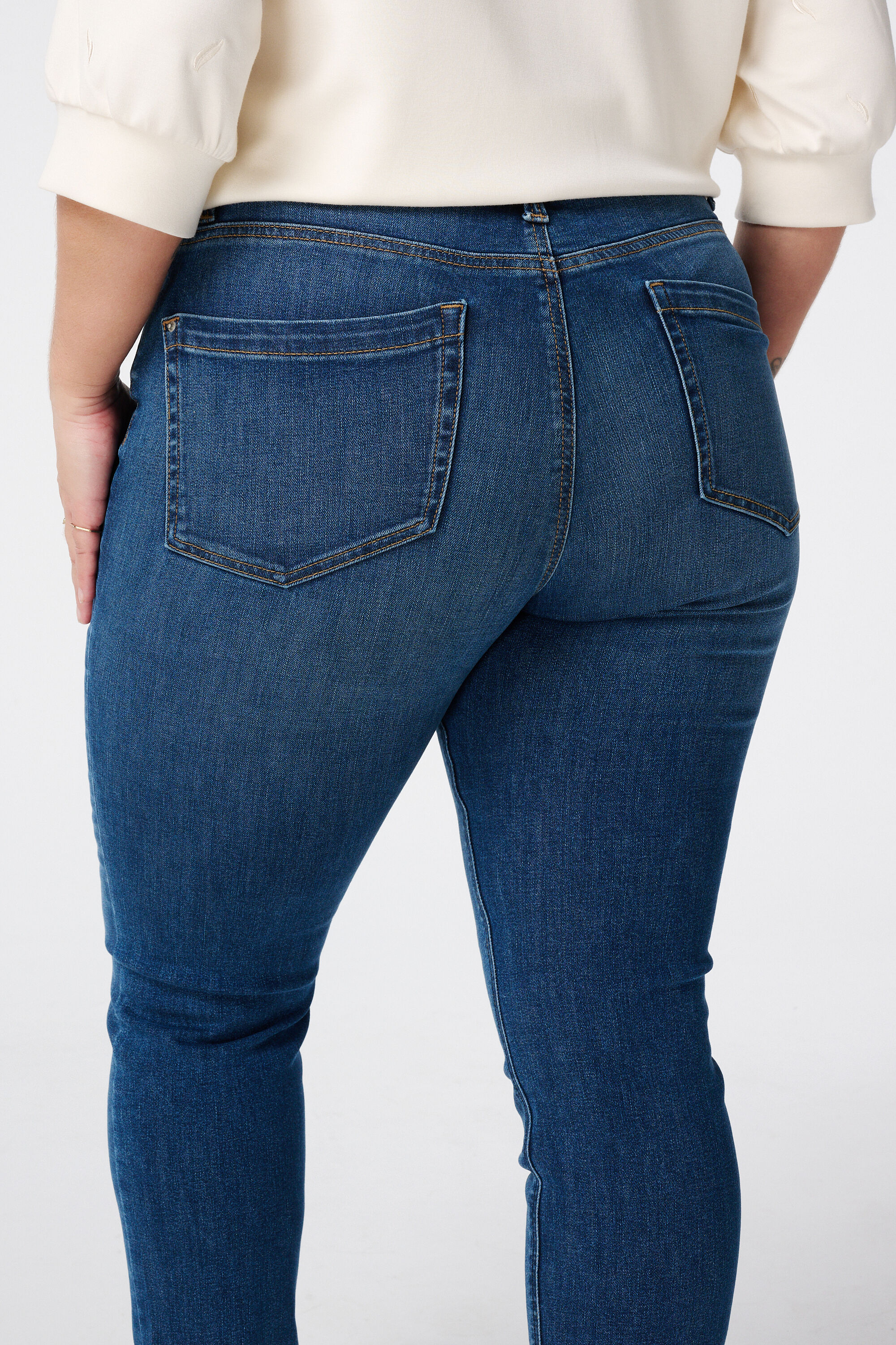 Slim leg jeans IRIS image number 4