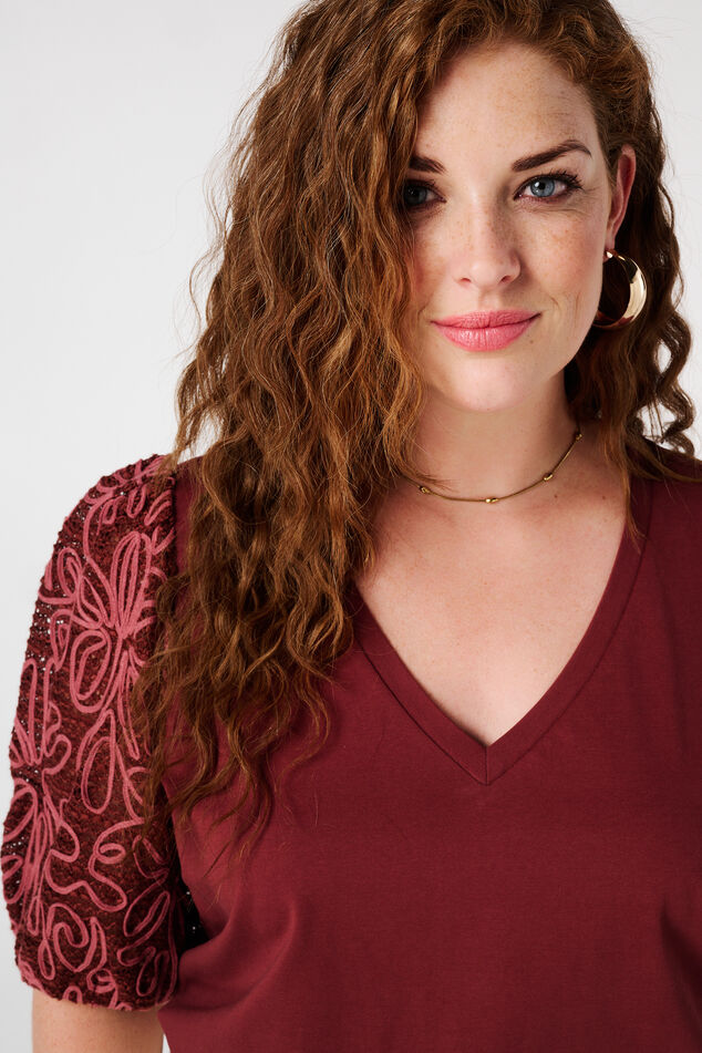 T-shirt met geborduurde mouwen image number 4