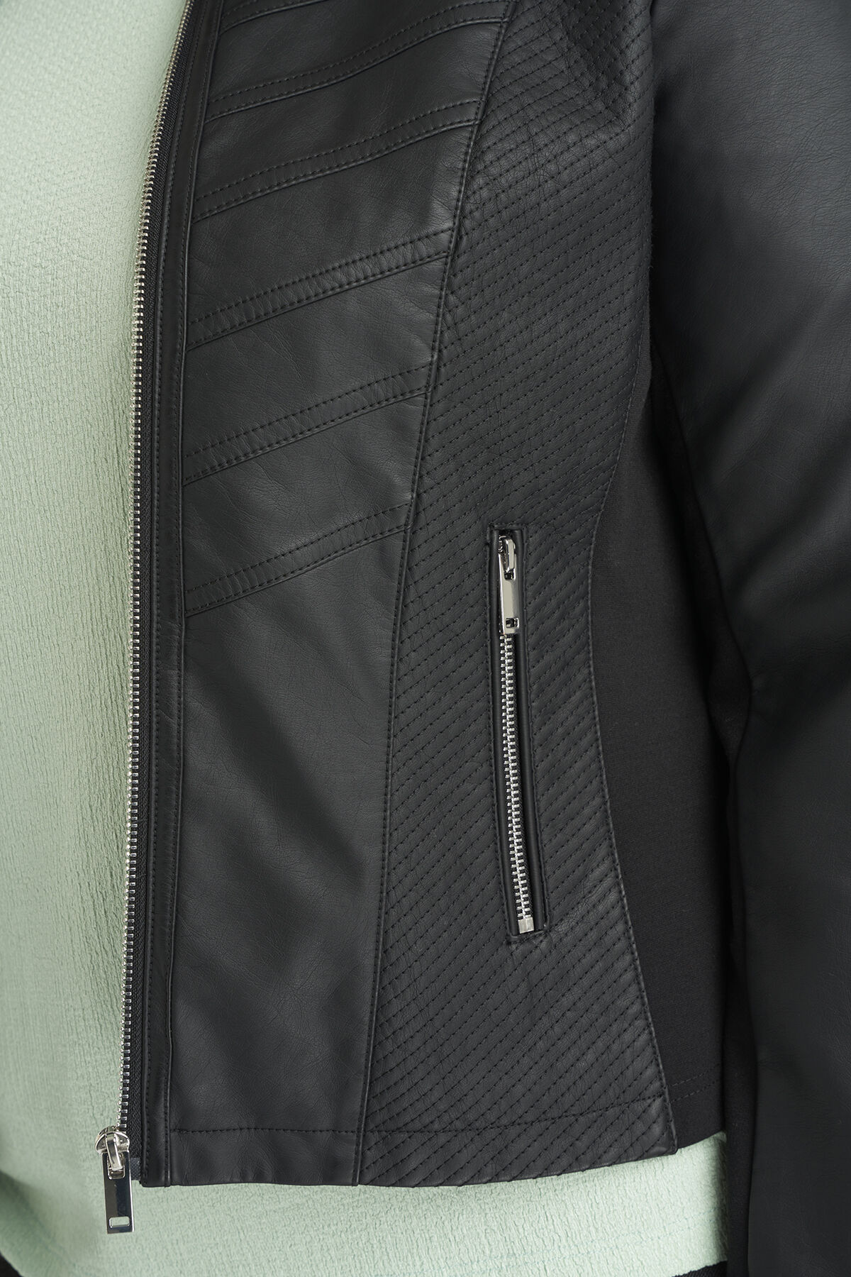 Imitatieleren bikerjack met ronde hals image number 4