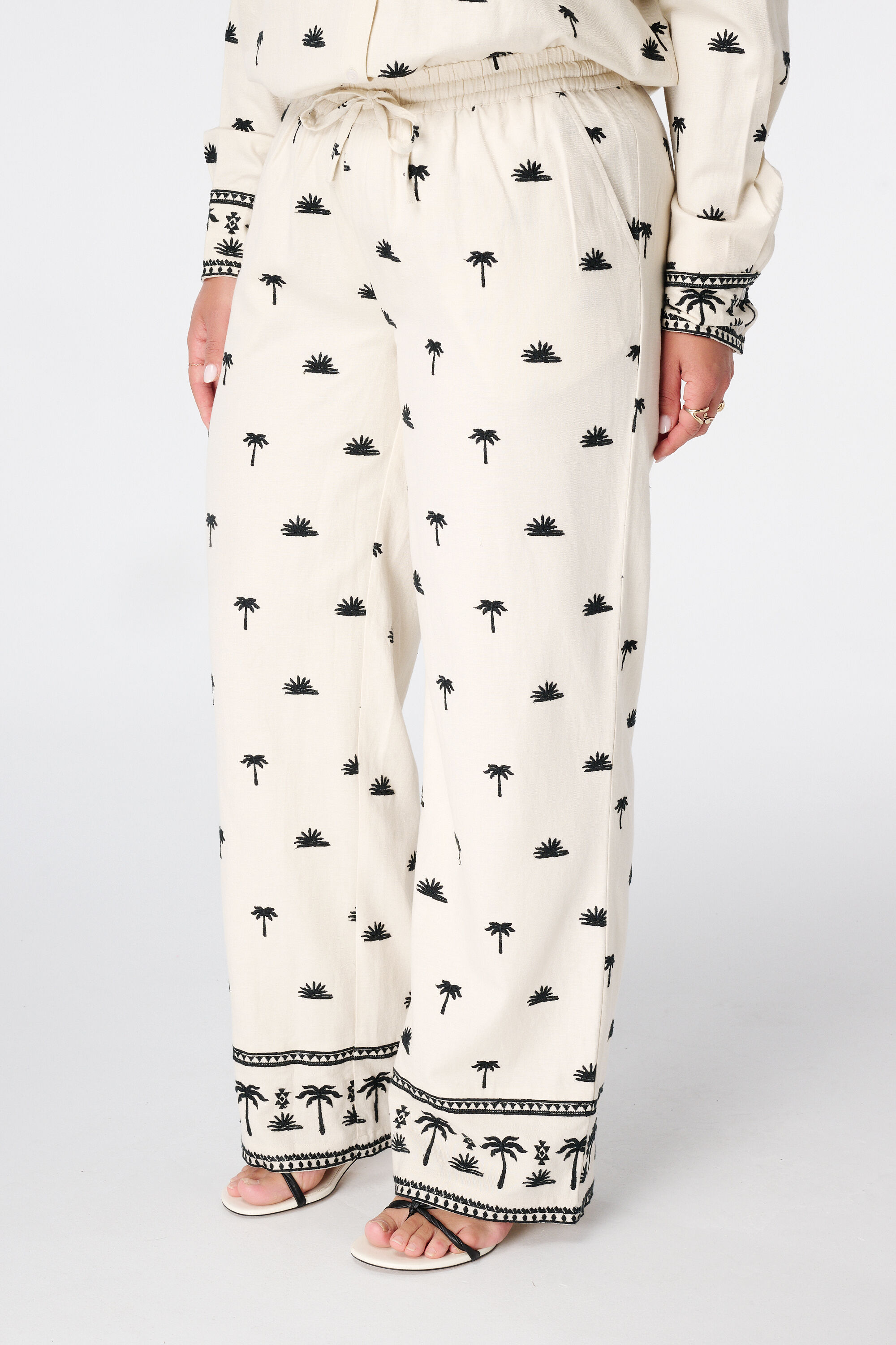 Broek met broderie details image number 5