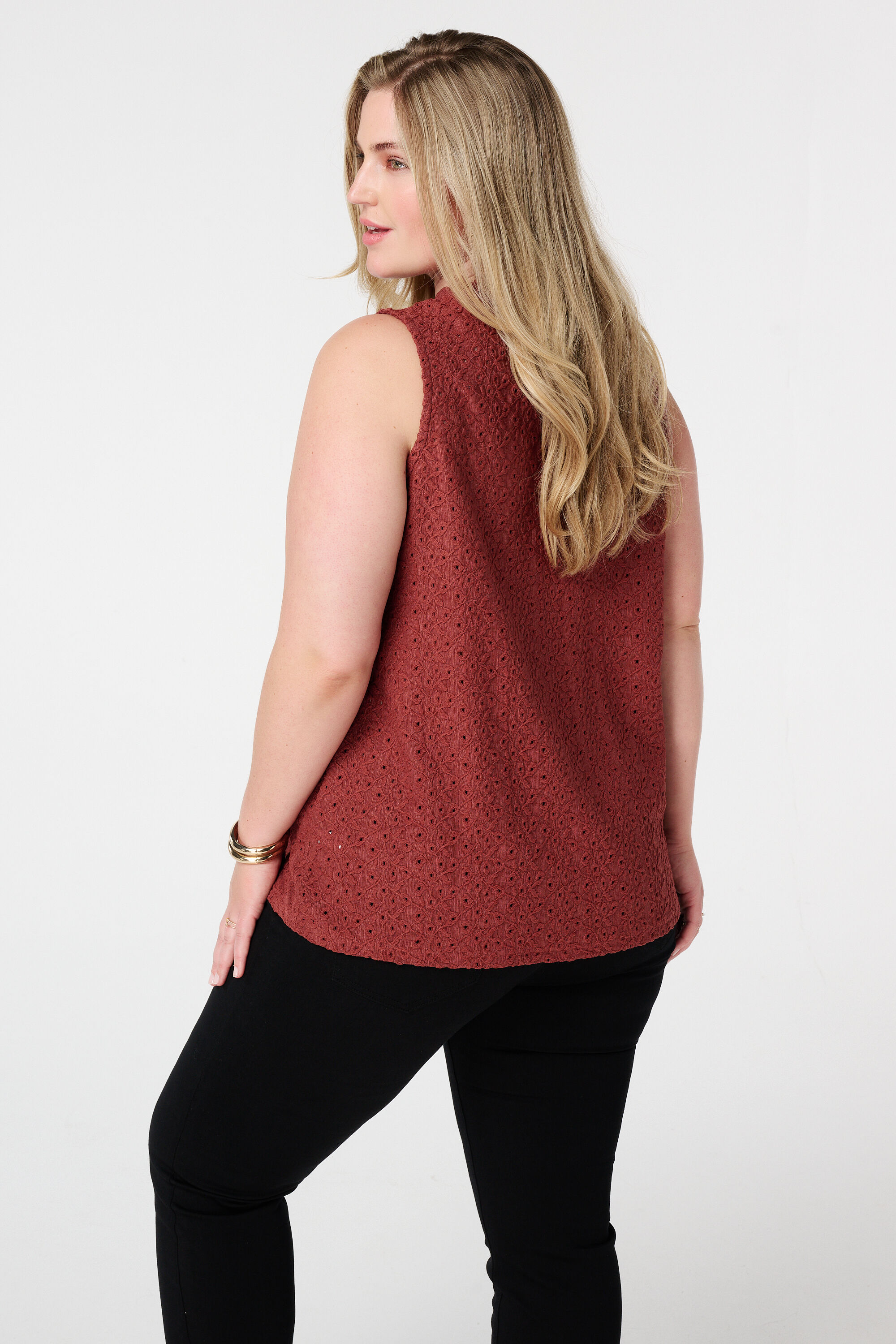 Mouwloze broderie top image number 3