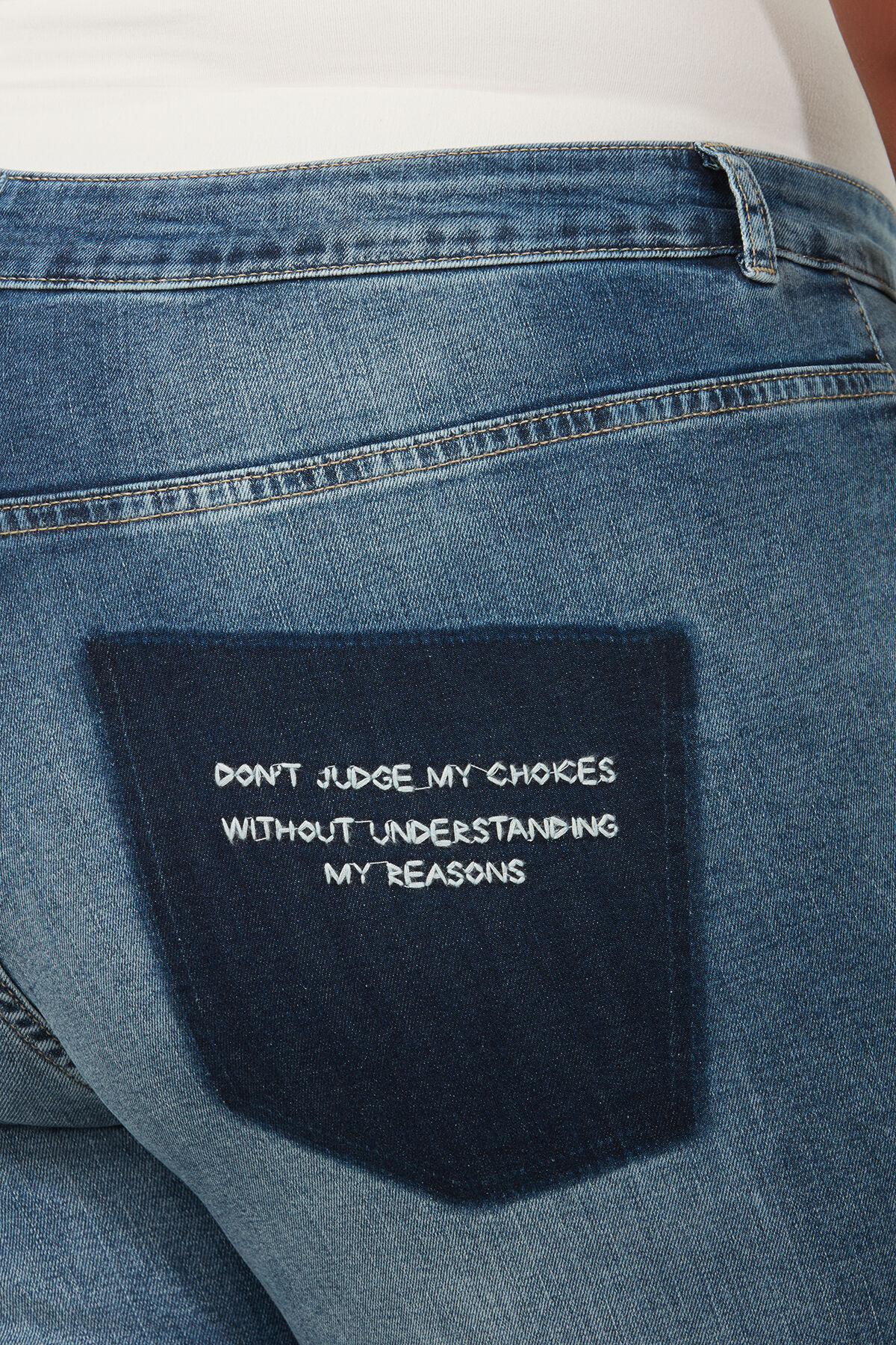 Boyfriend jeans met tekst image number 4