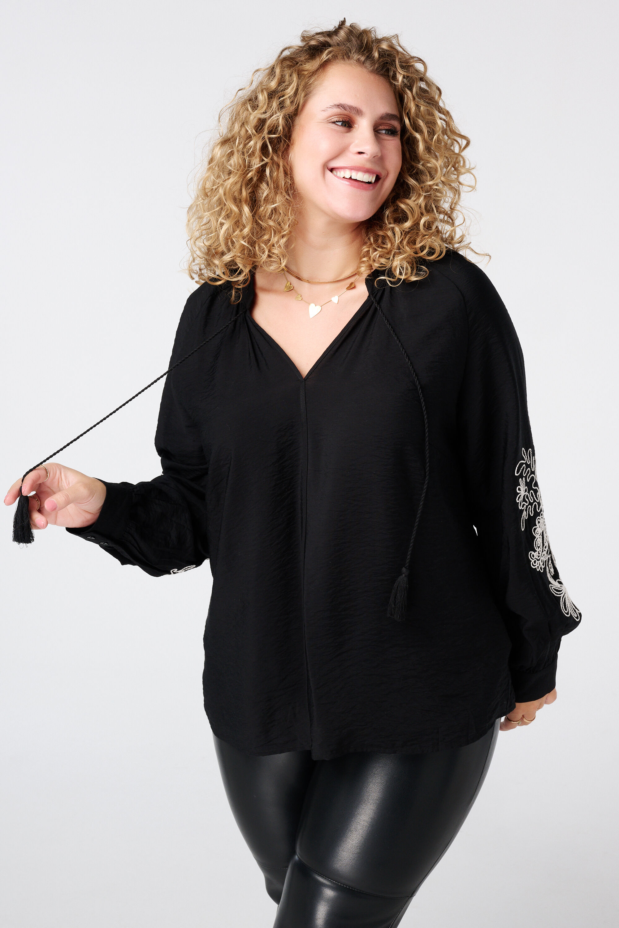 Blouse met borduursel op de mouwen