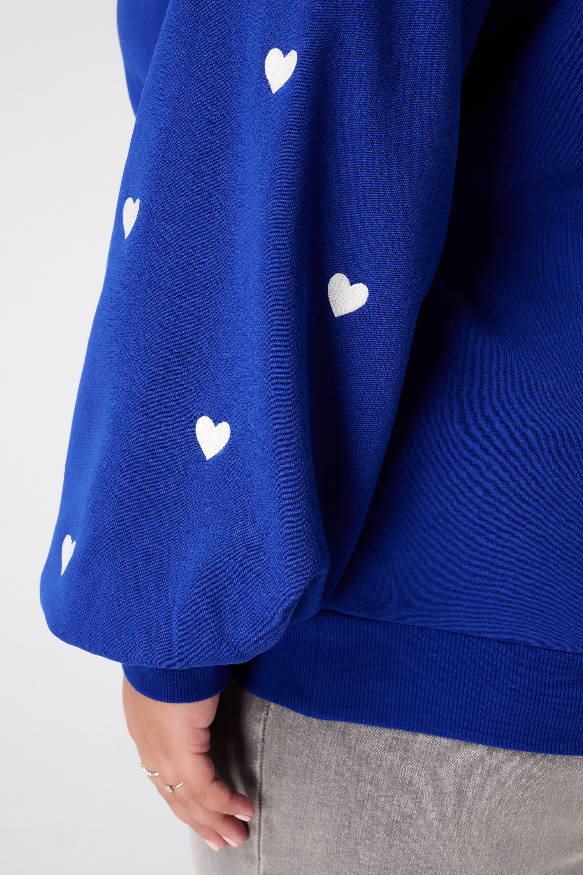 Sweater met geborduurde hartjes en ballonmouwen image number 6