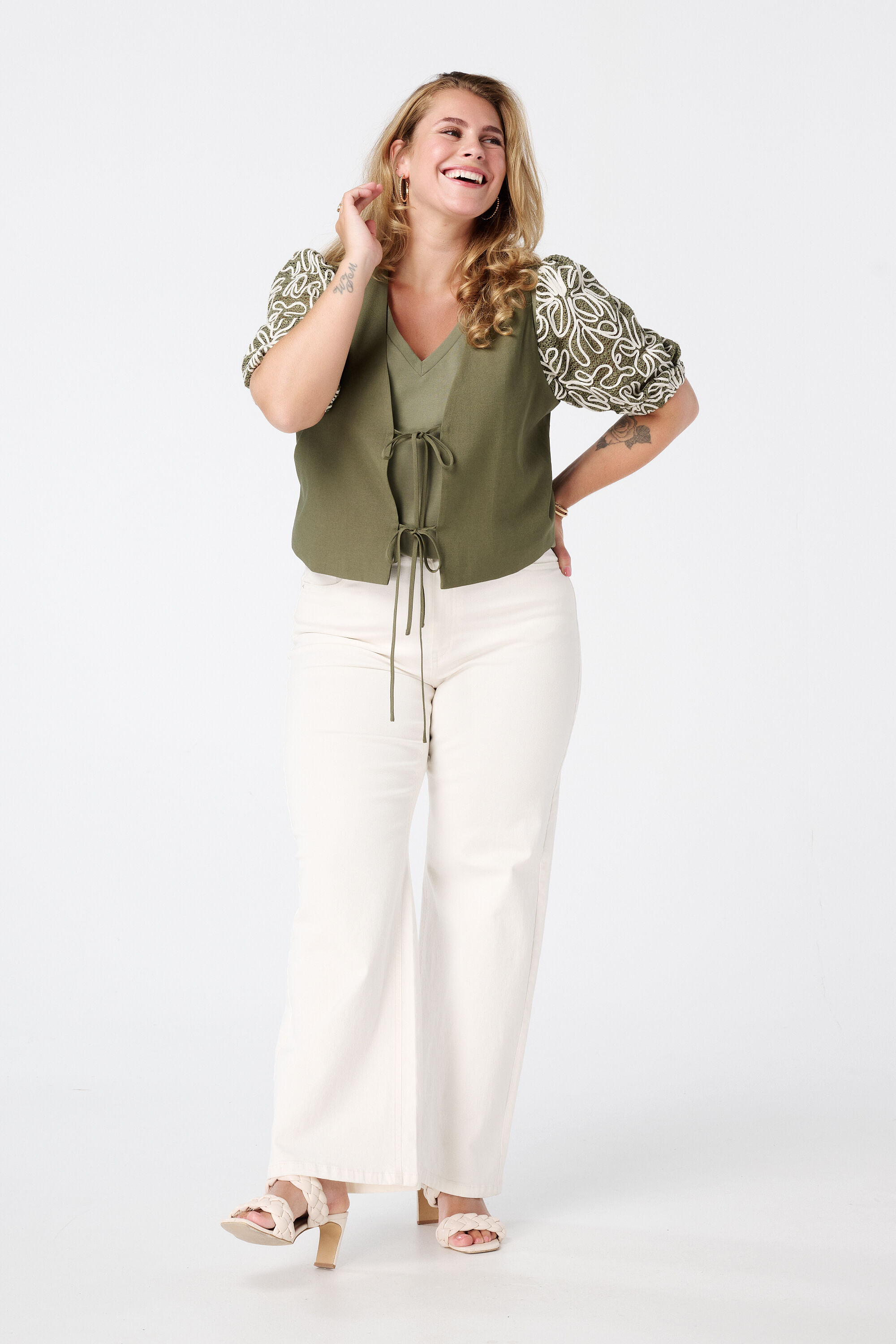 T-shirt met geborduurde mouwen image number 5