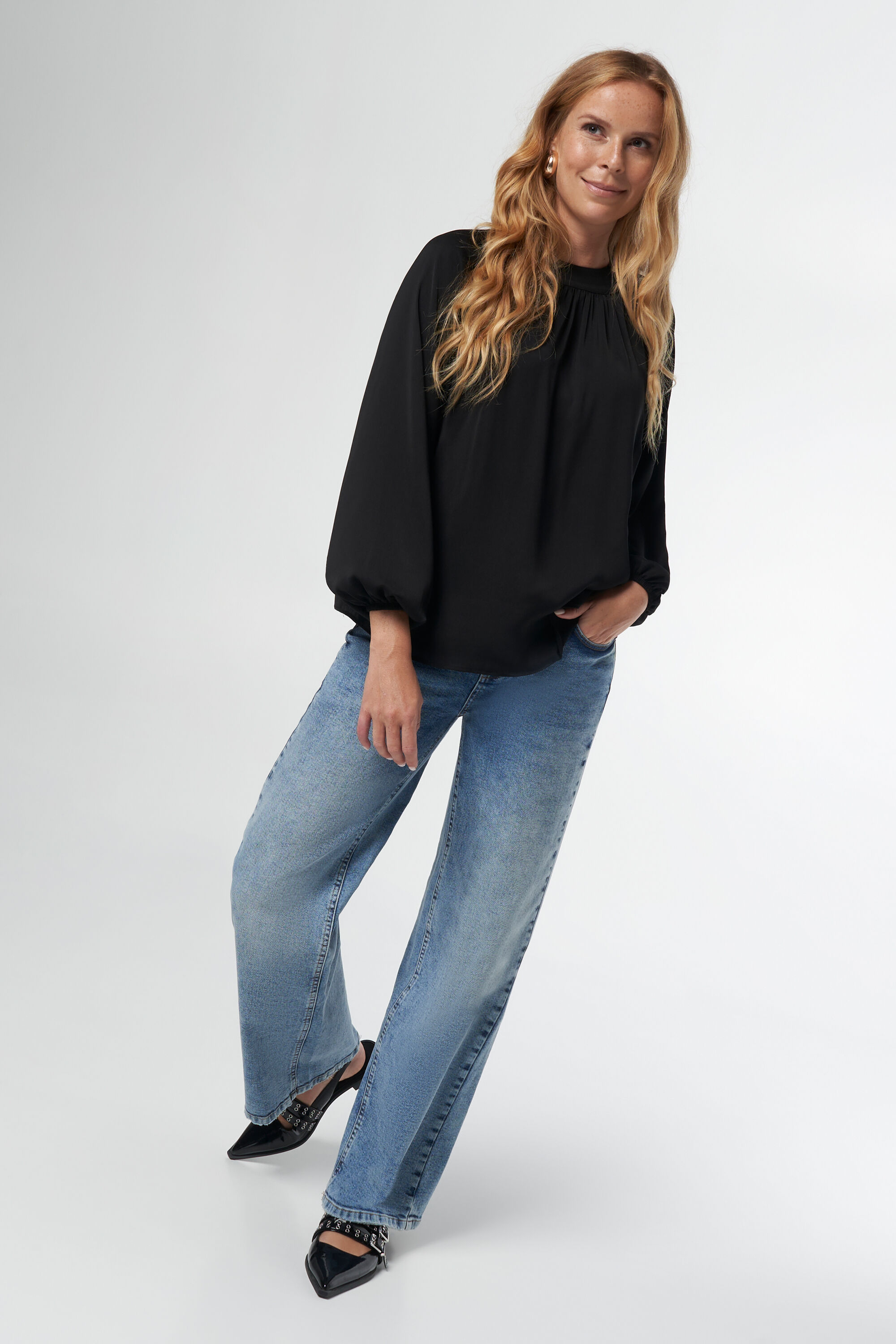 Blouse met gouden knopen image number 5