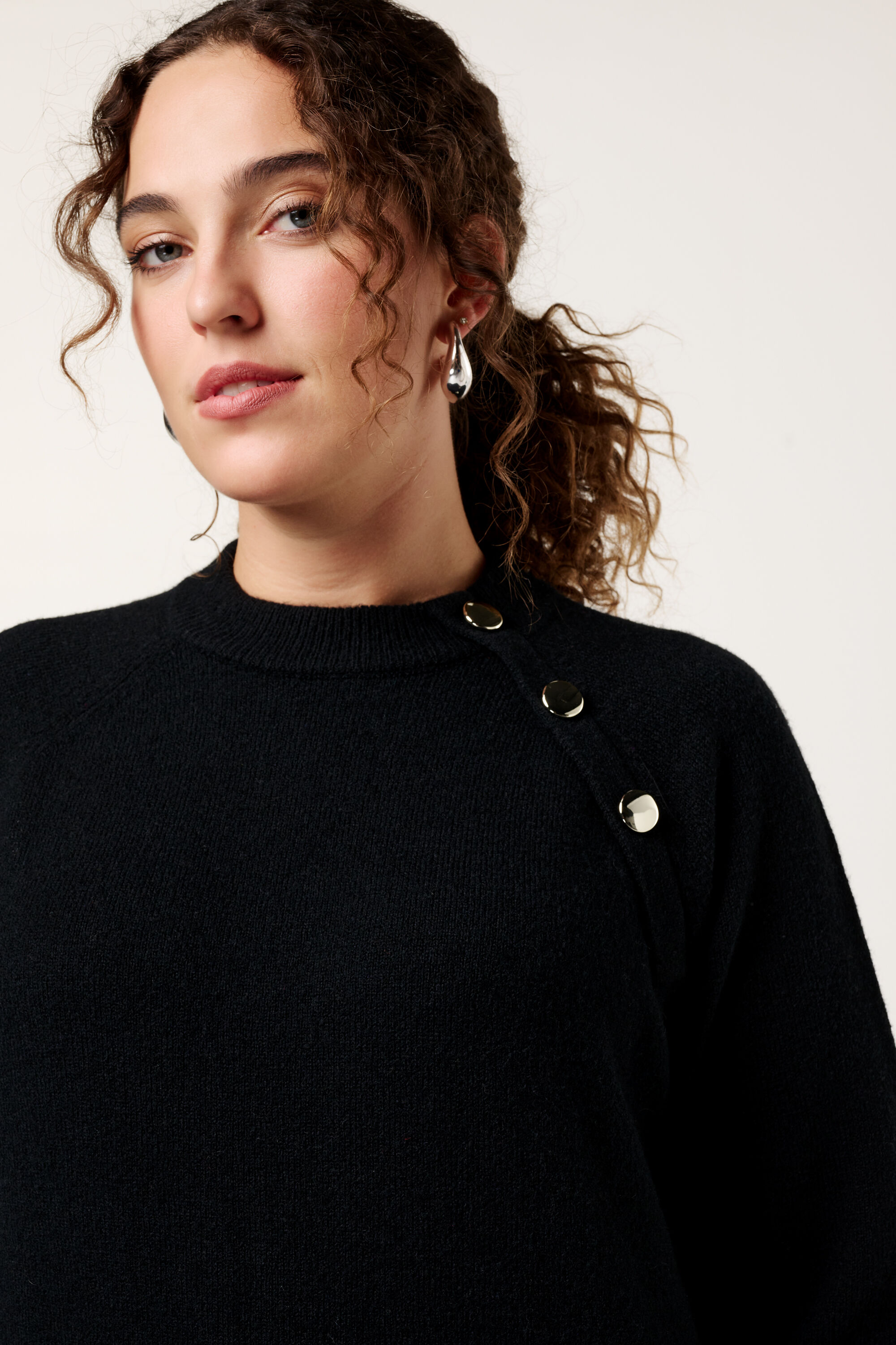 Midi gebreide jurk met knopen image number 4