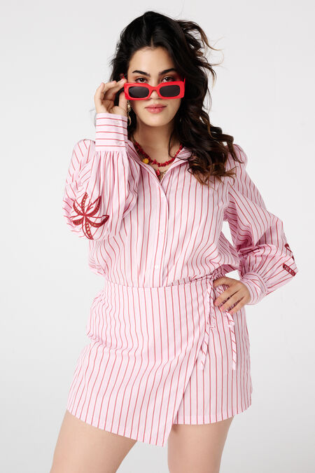 Blouse met geborduurde mouwen Blouse met geborduurde mouwen