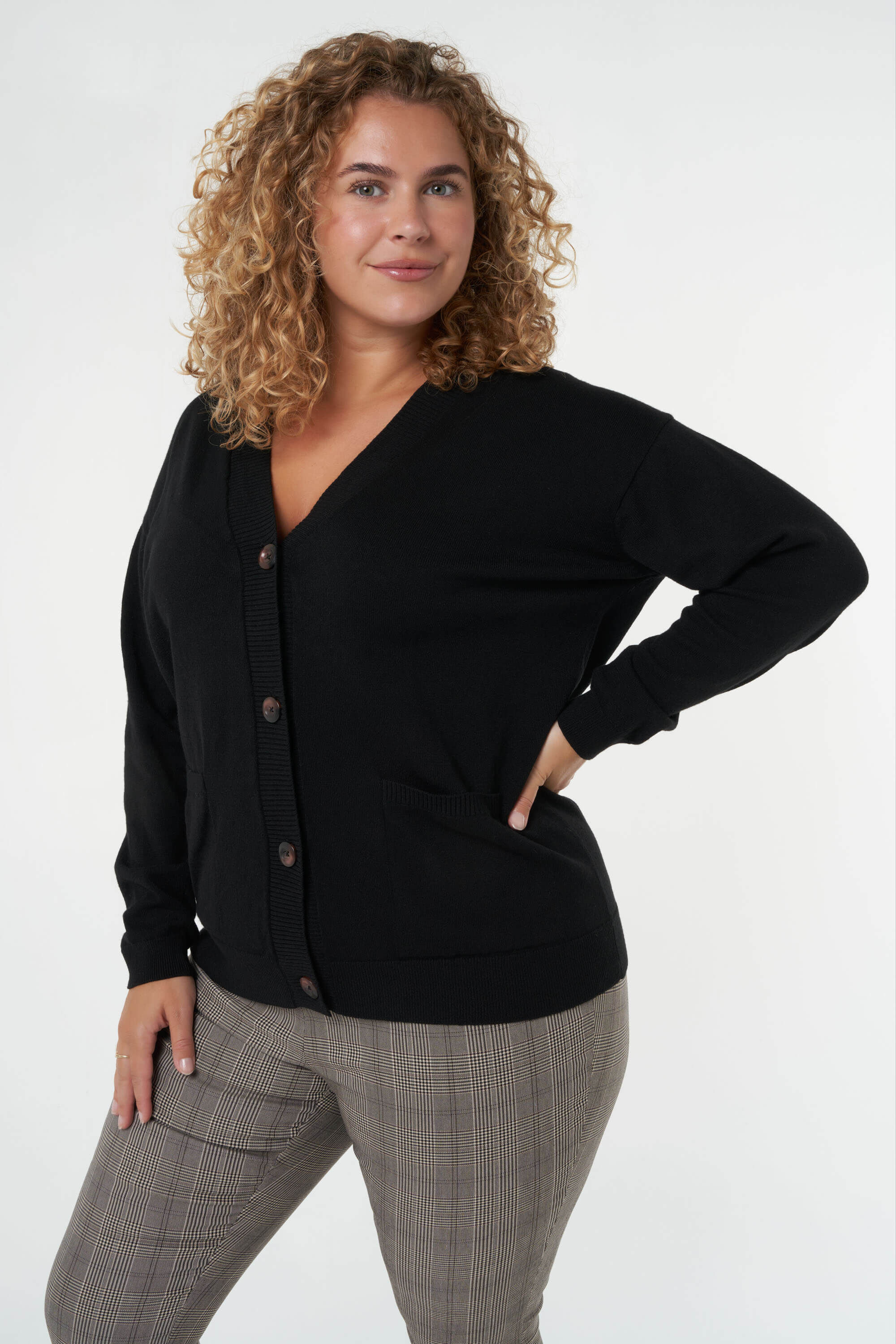 Fijngebreid vest met knopen image number 0