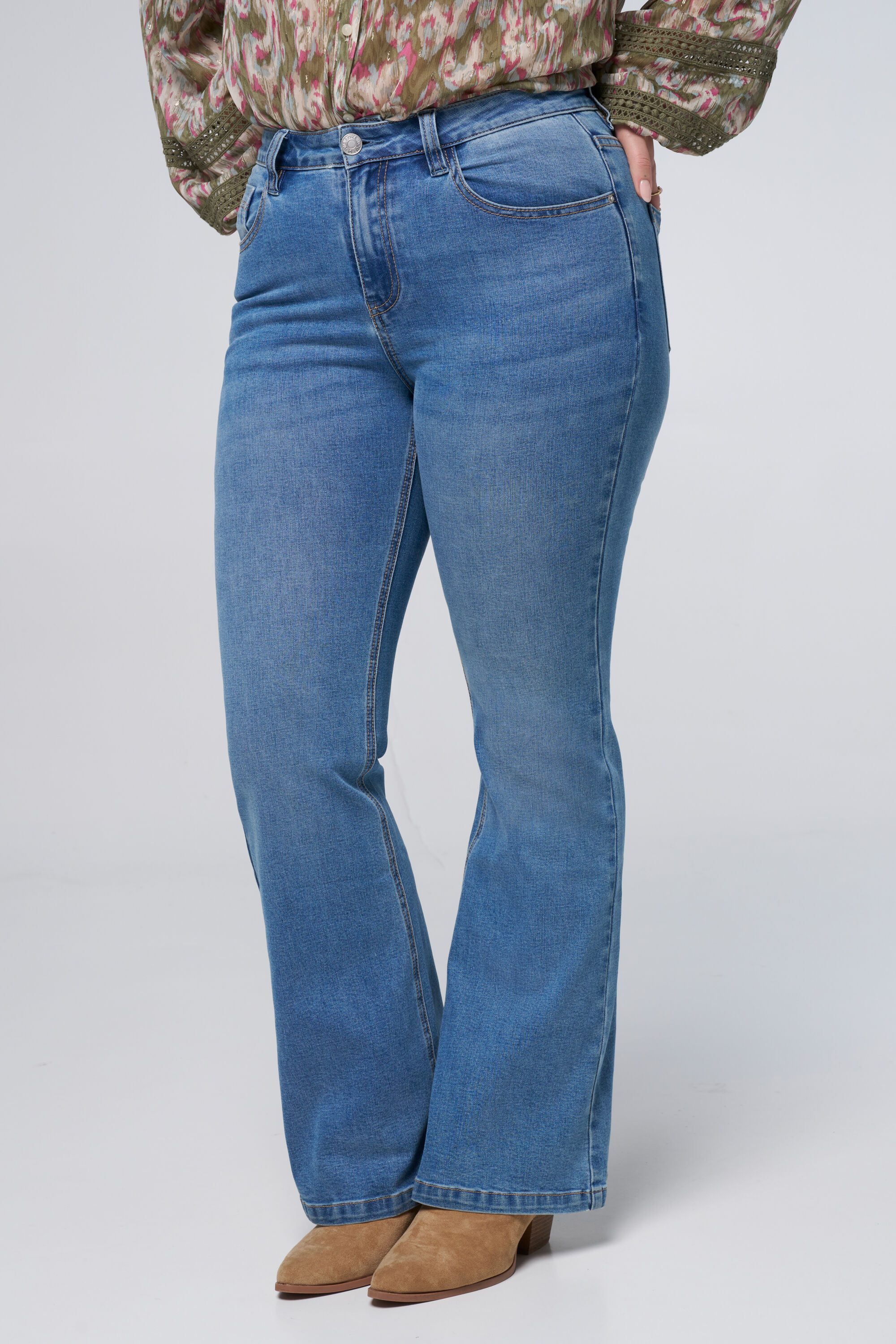 Flared leg jeans JASMIN image number 5