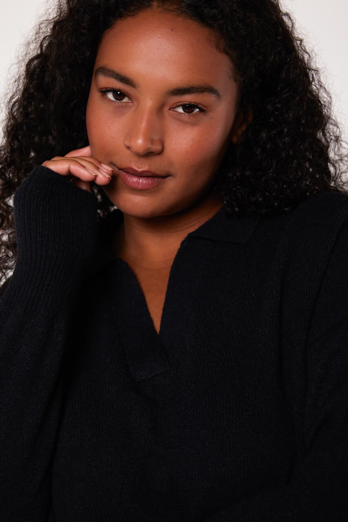 Fijngebreide trui met polokraag image number 4