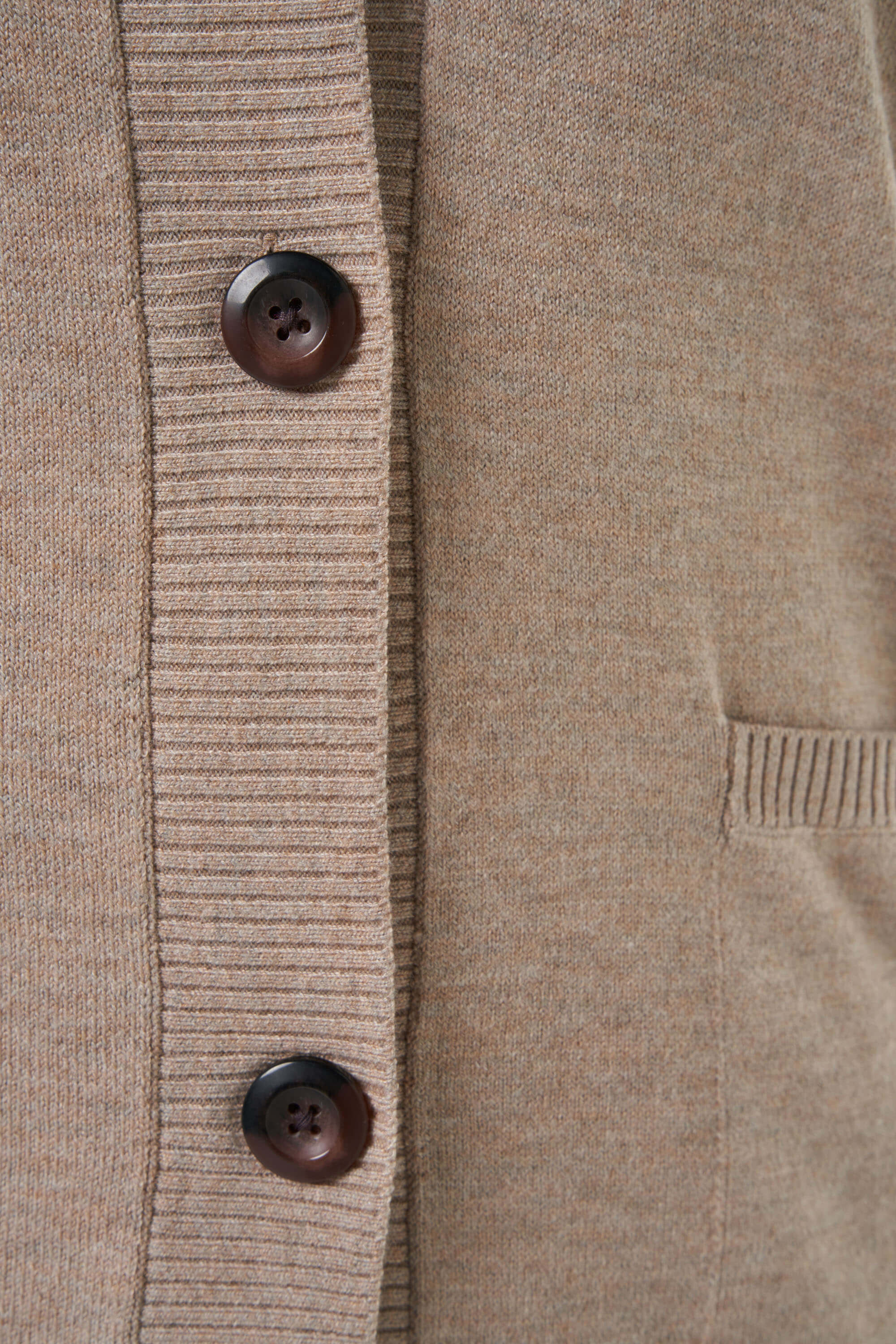 Fijngebreid vest met knopen image number 5