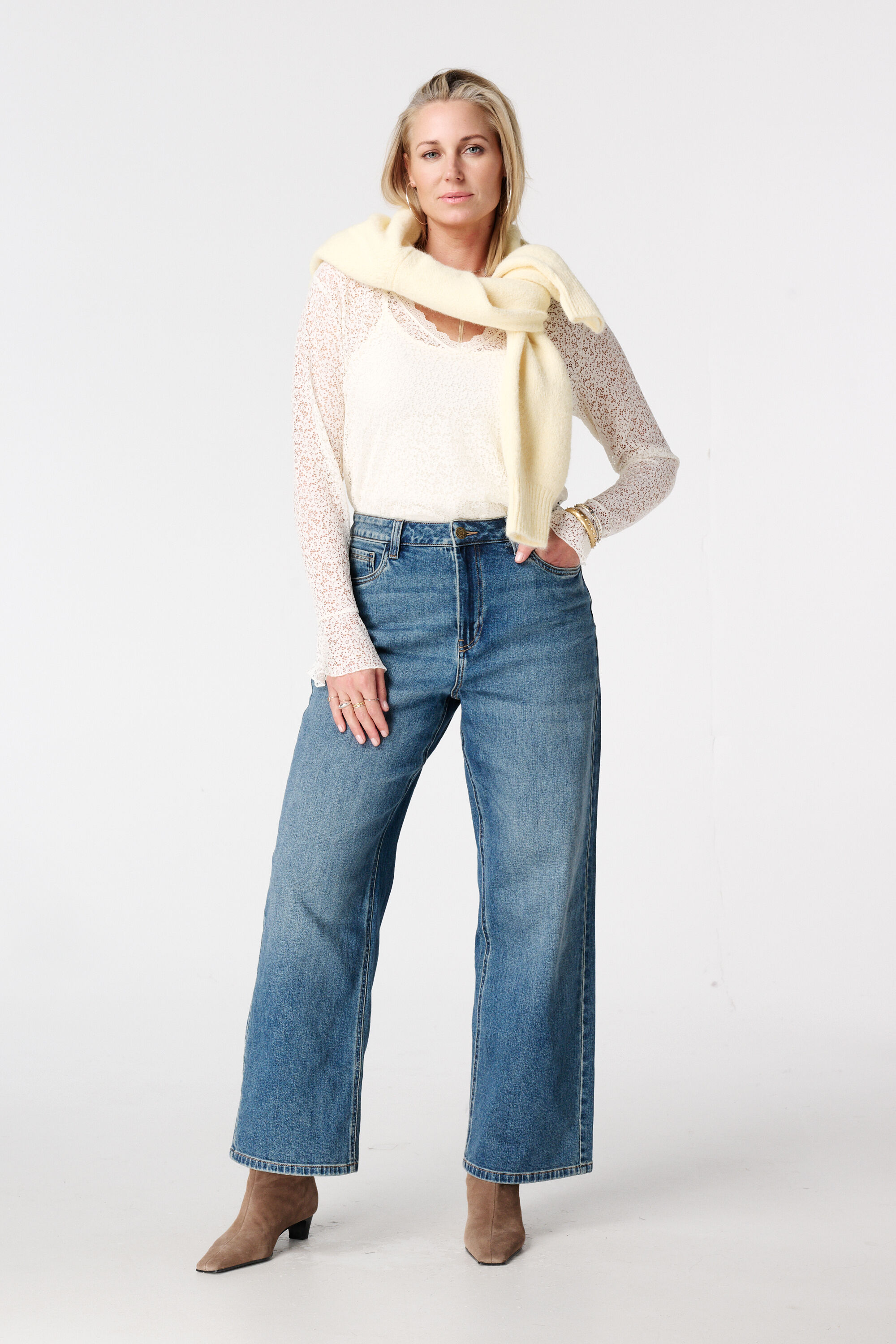 Kanten top met trompetmouwen image number 5