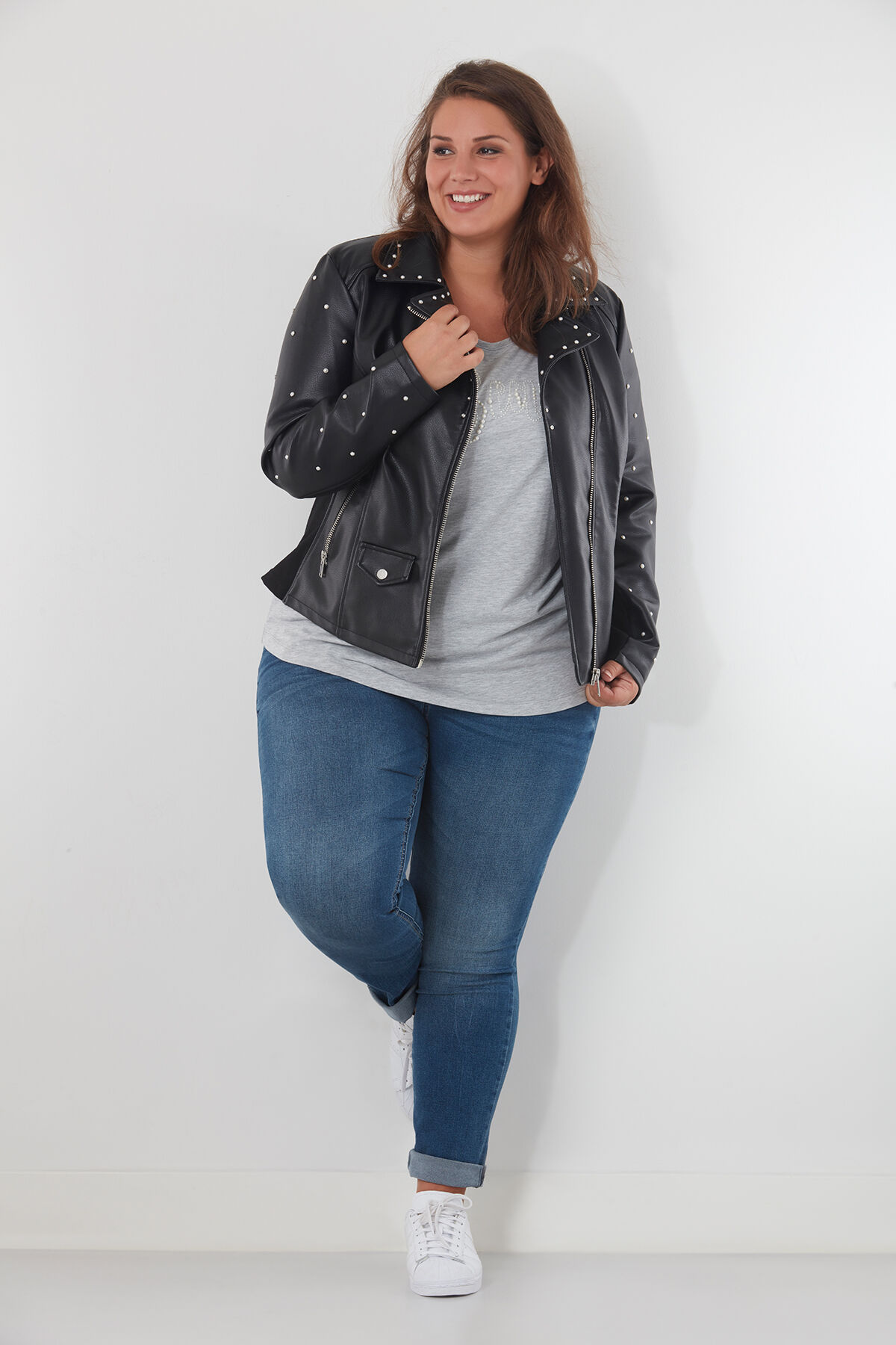 Imitatieleren jasje met parels image number 3