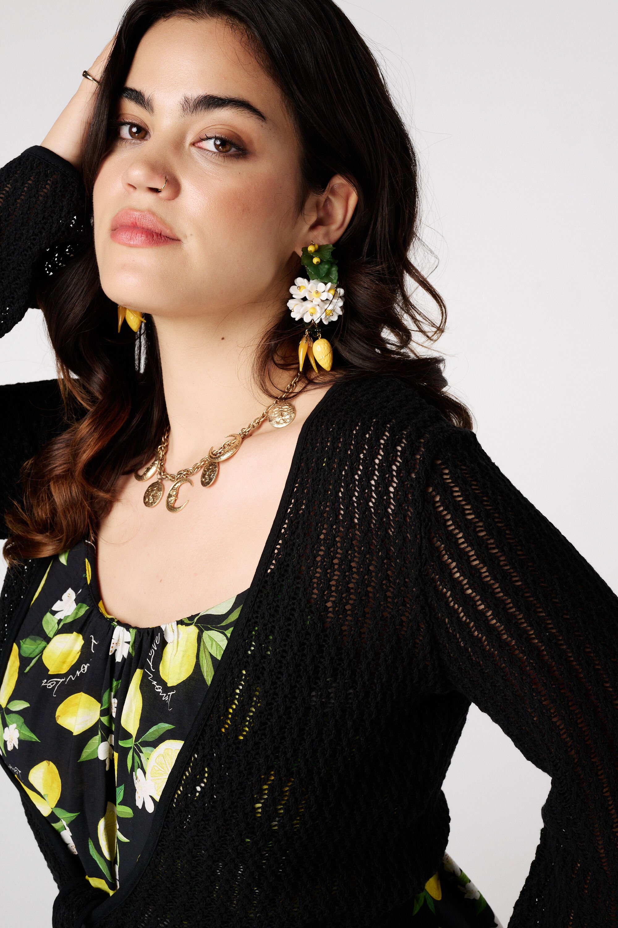 Gebreid vestje met knoopdetail image number 4