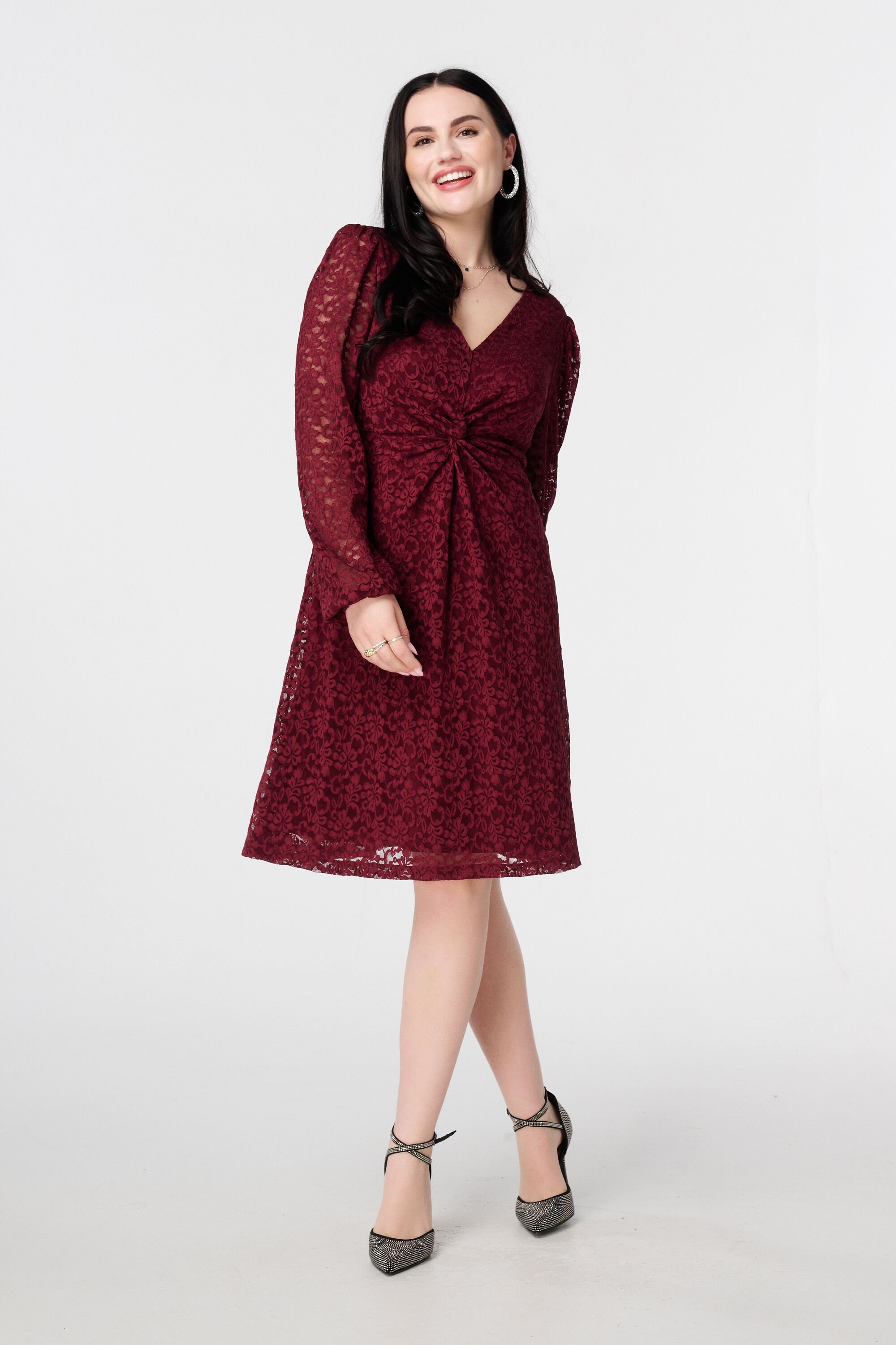 Jurk van kant met knoopdetail