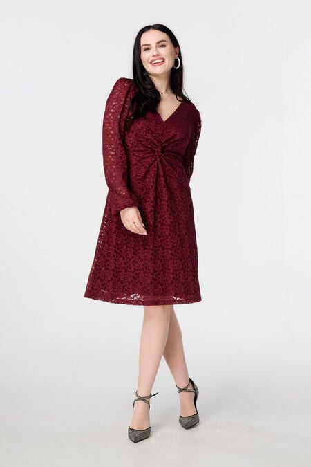 Jurk van kant met knoopdetail Jurk van kant met knoopdetail