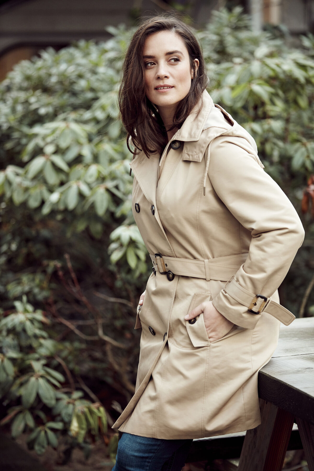 Trenchcoat met afritsbare capuchon image number 3