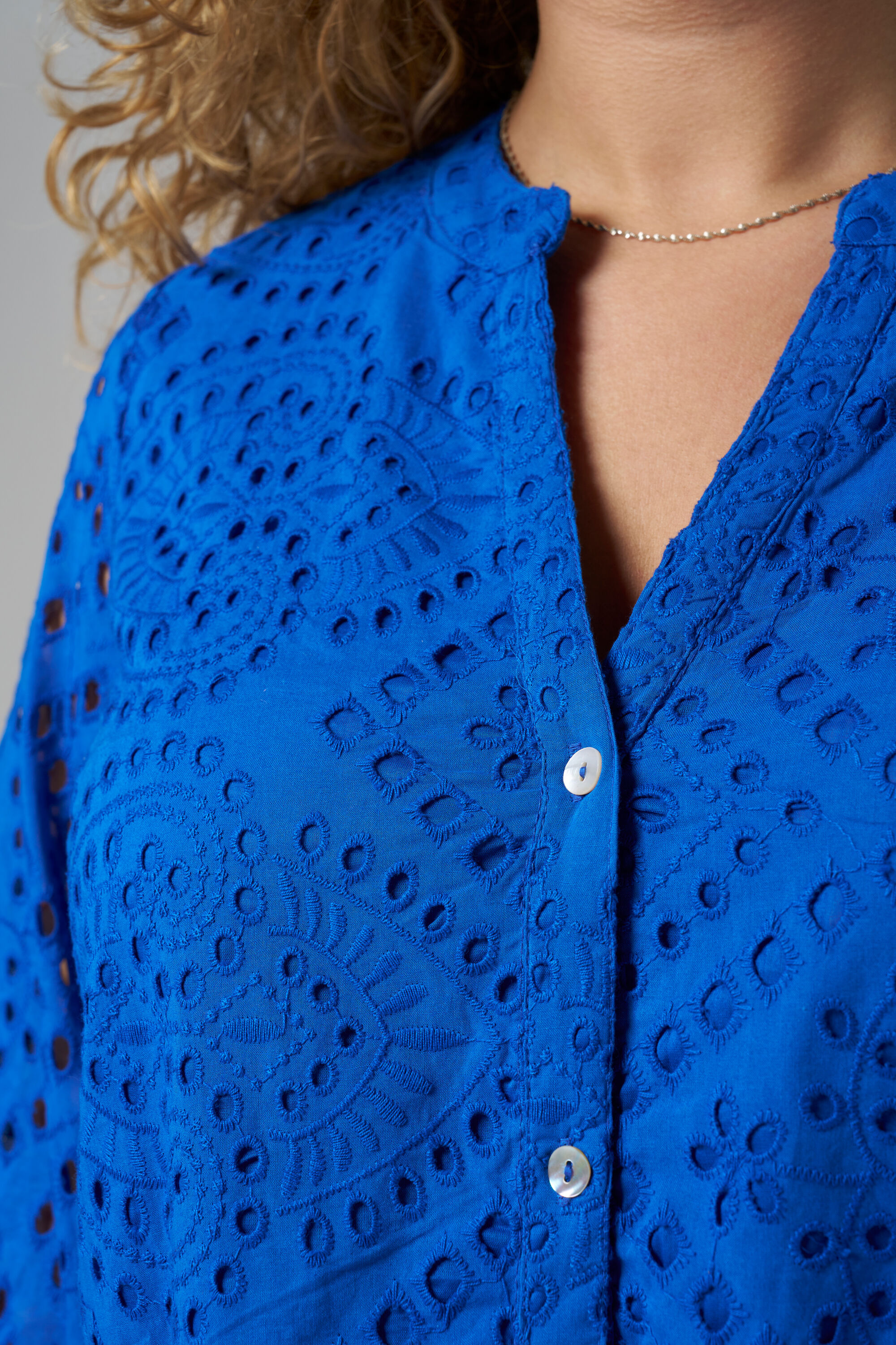 Korte jurk met broderie en riem image number 4